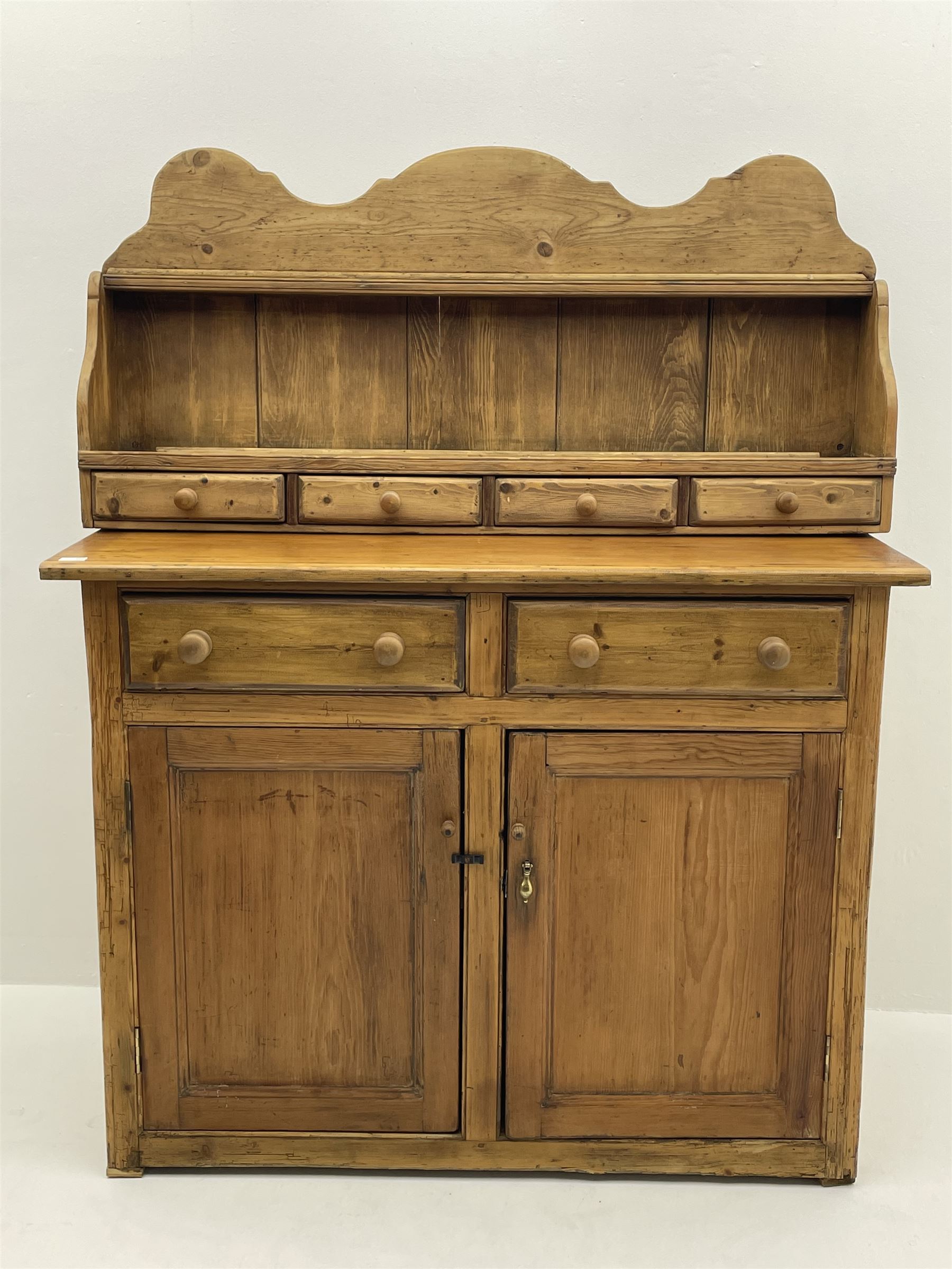 Traditional pine dresser - Image 4 of 4