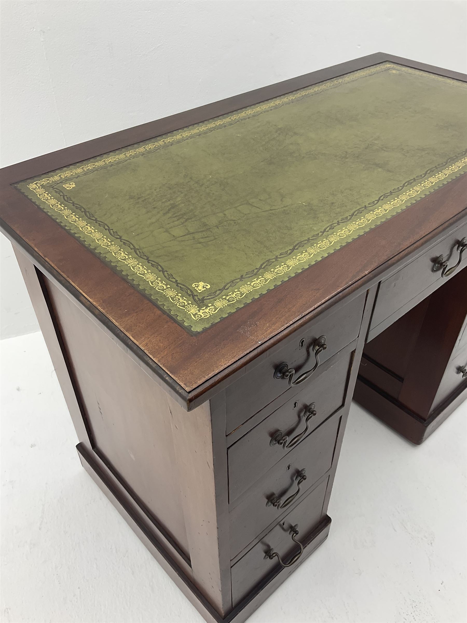 Late 20th century mahogany Kneehole desk - Image 2 of 4