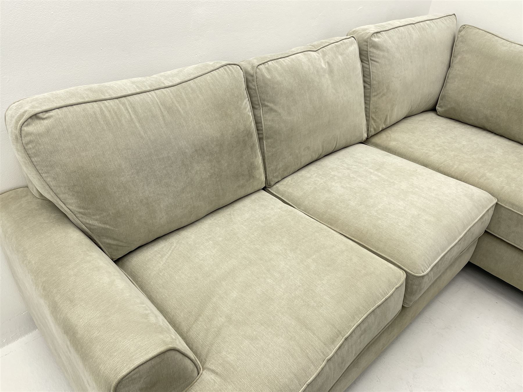 Corner sofa upholstered in light grey fabric - Image 2 of 3