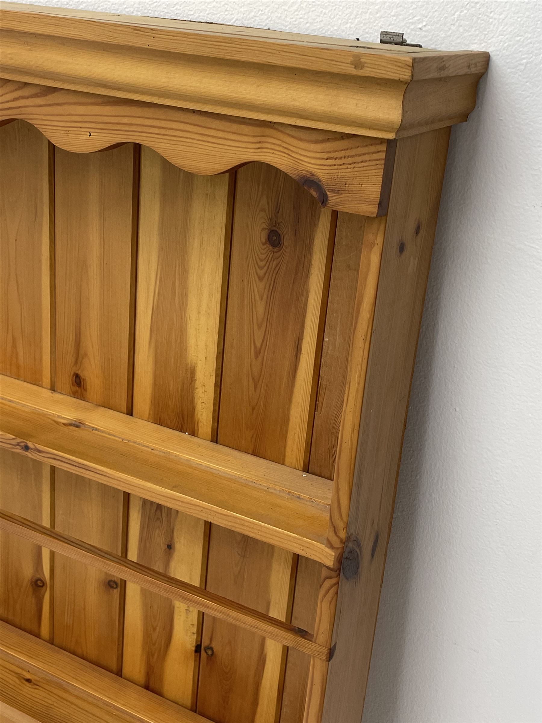 Solid polished pine three tier wall hanging plate rack - Image 2 of 2