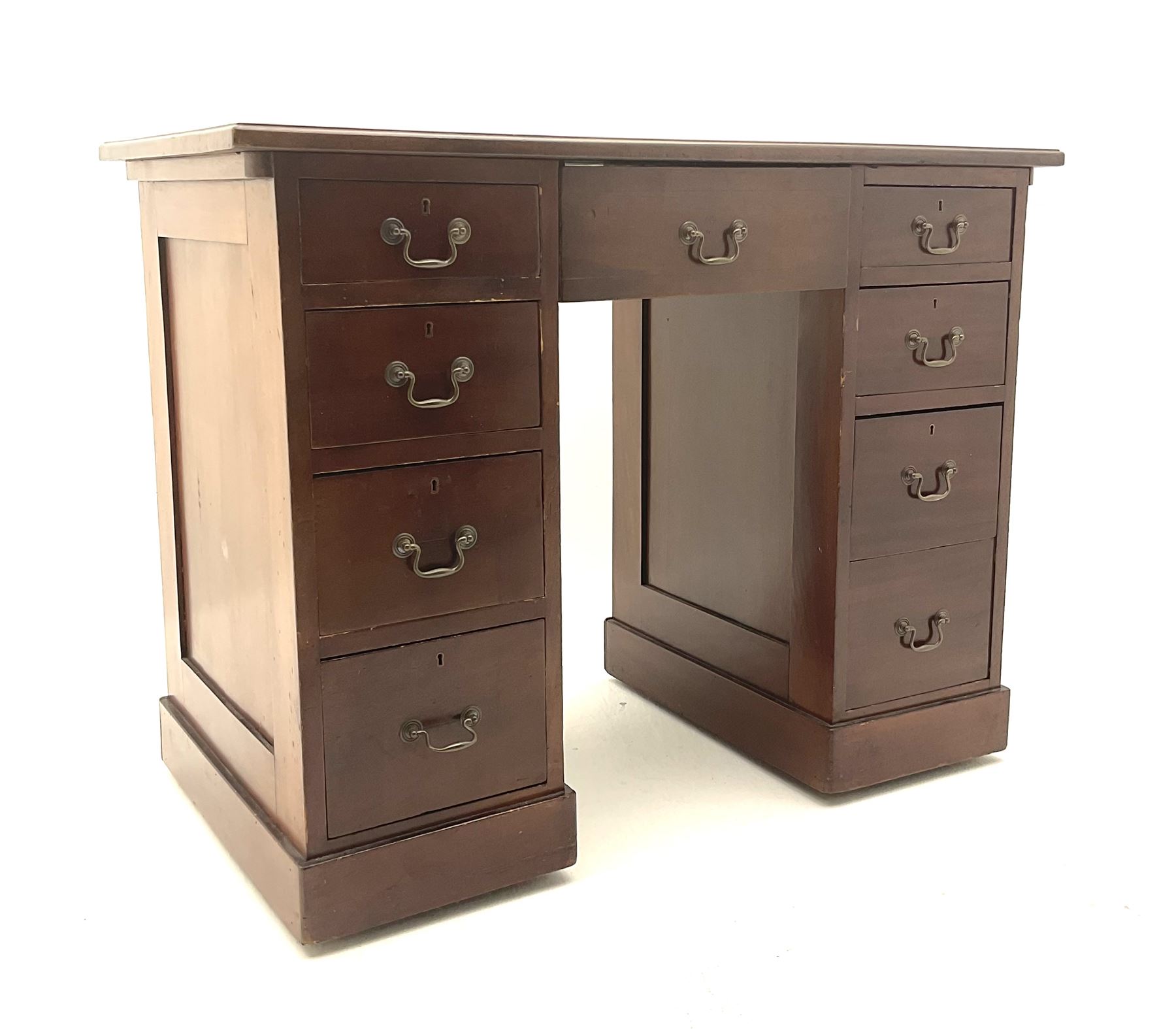 Late 20th century mahogany Kneehole desk - Image 4 of 4