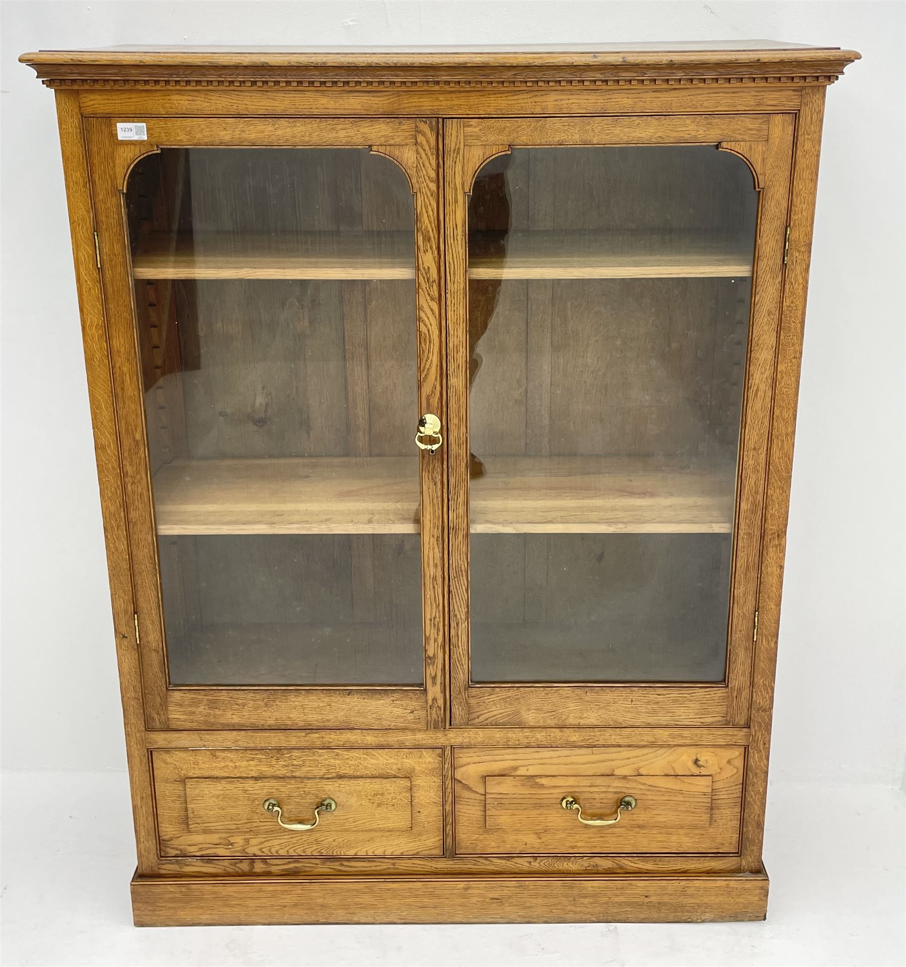 Edwardian oak glazed bookcase with drawer - Image 3 of 3