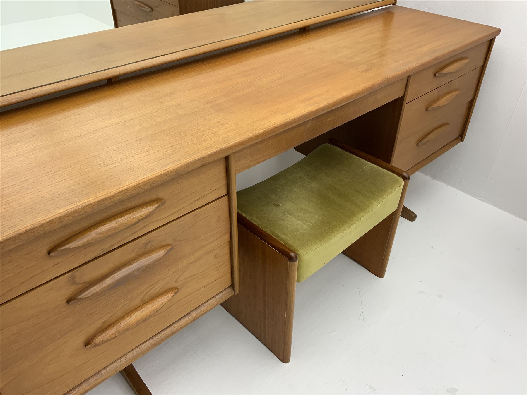 Teak vintage retro dressing table with stool and matching chest - Image 2 of 3