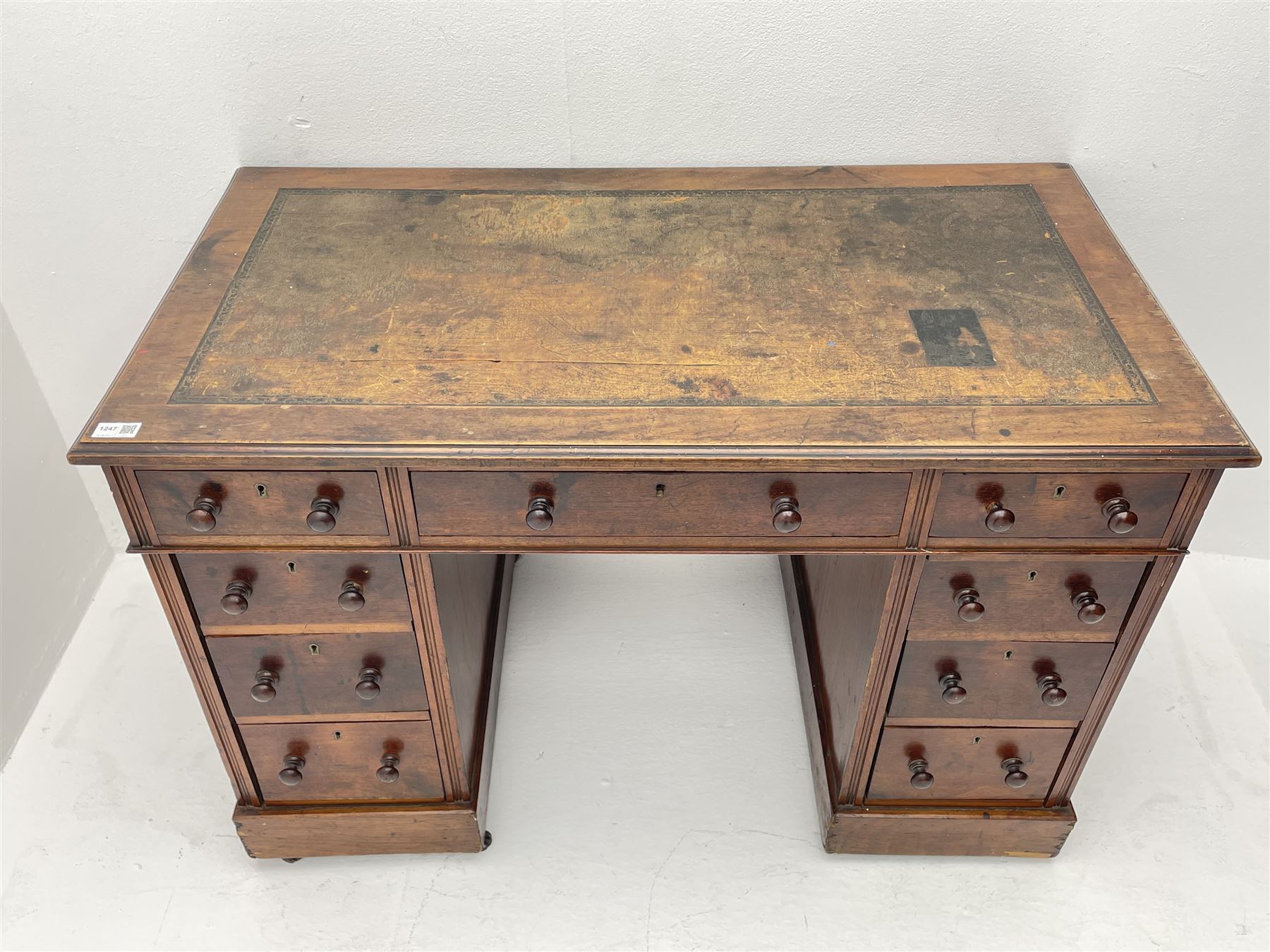 Late Victorian walnut twin pedestal desk of small proportions - Image 4 of 4