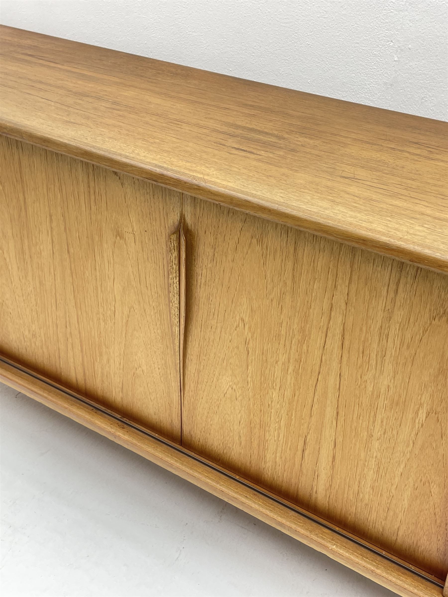 1960s/70s teak sideboard enclosed by four sliding doors - Image 2 of 4