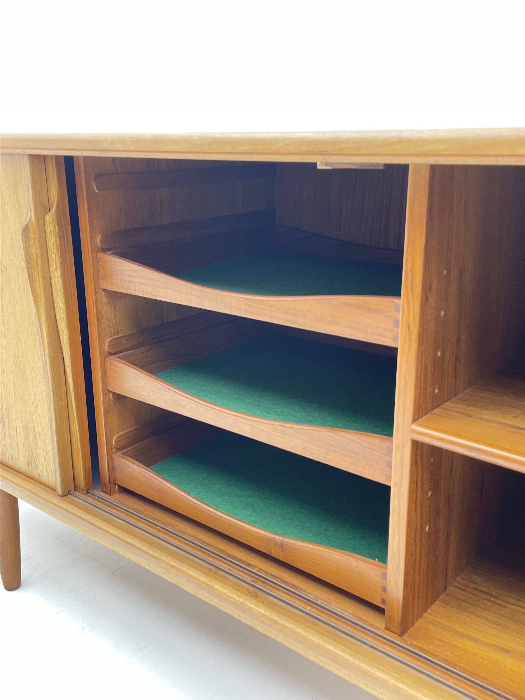 1960s/70s teak sideboard enclosed by four sliding doors - Image 4 of 4