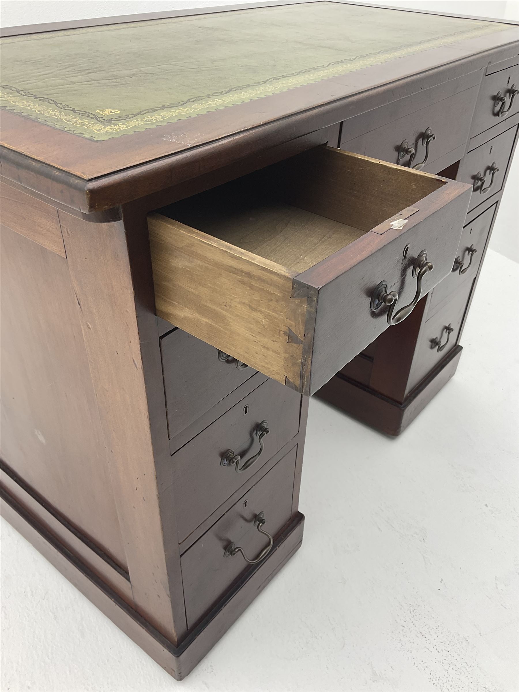 Late 20th century mahogany Kneehole desk - Image 3 of 4