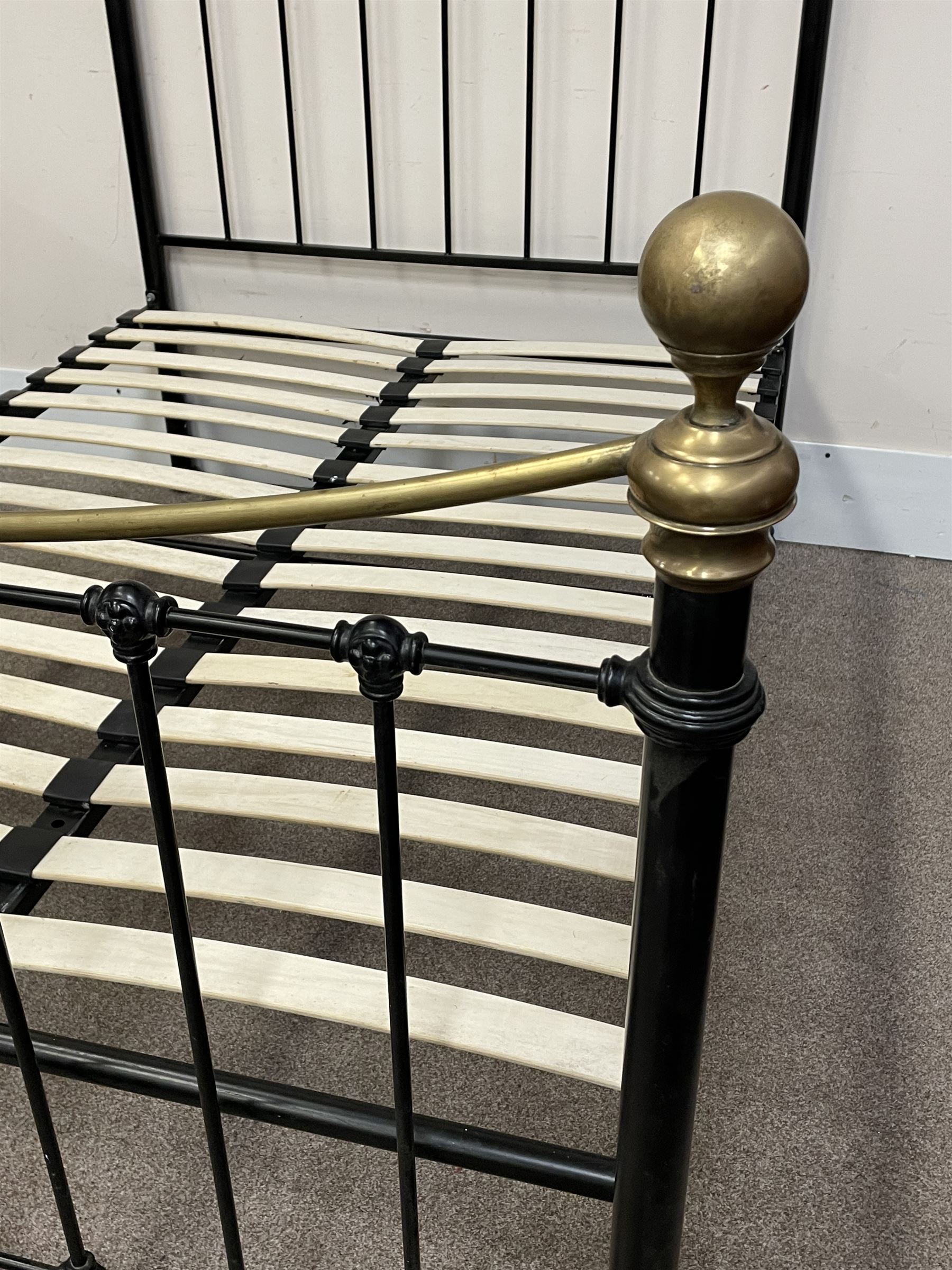 Victorian style wrought metal and brass 4� 6� double bedstead - Image 2 of 3