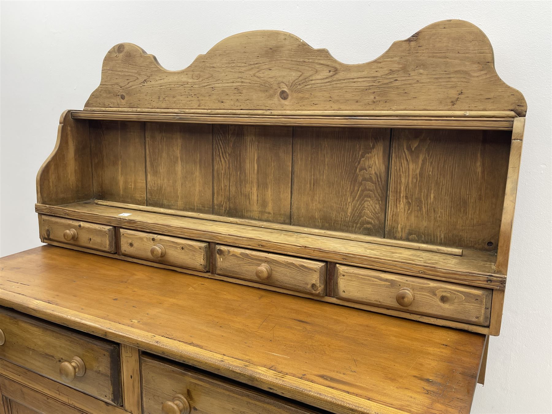 Traditional pine dresser - Image 2 of 4