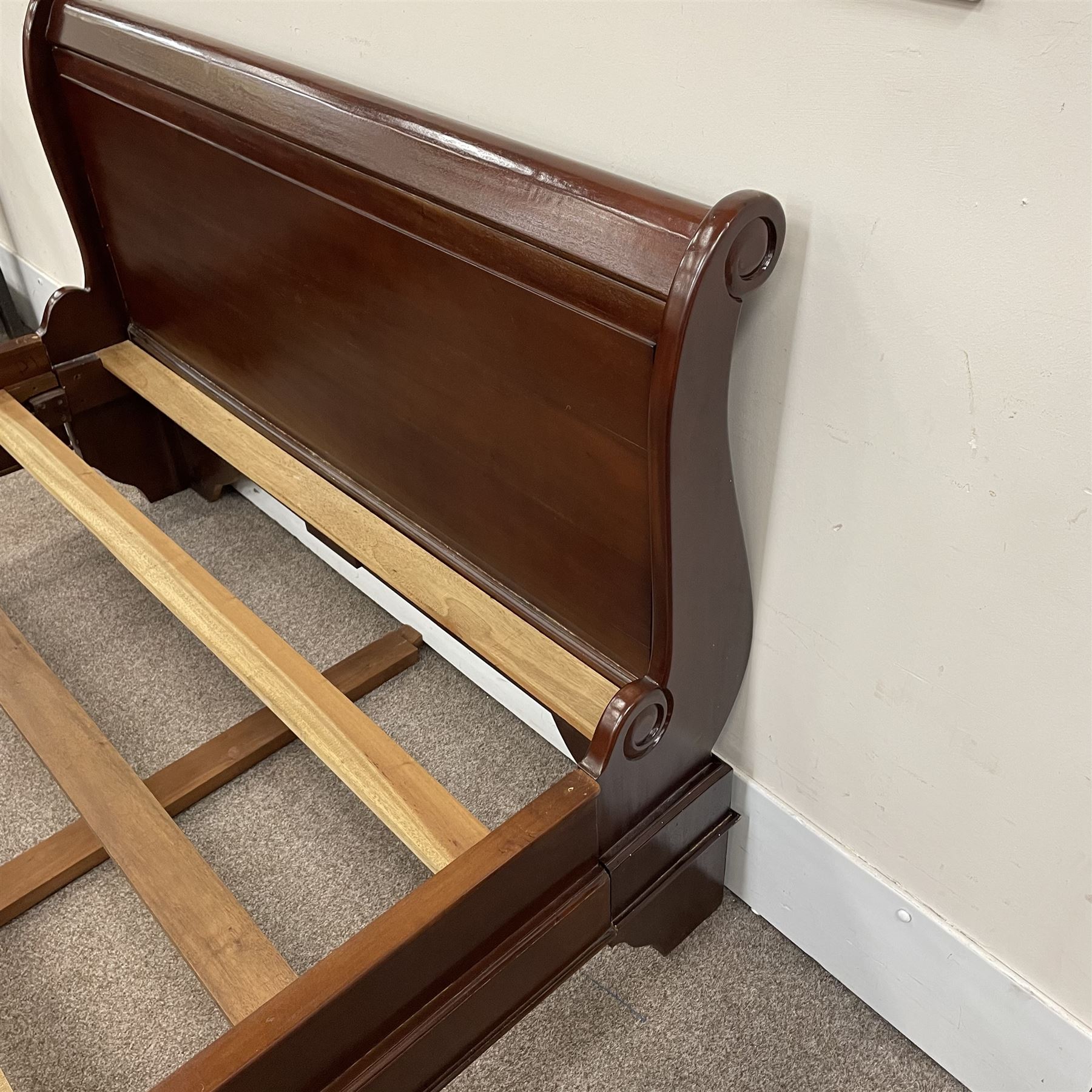 Late 20th century mahogany 4� 6� sleigh bedstead - Image 2 of 2