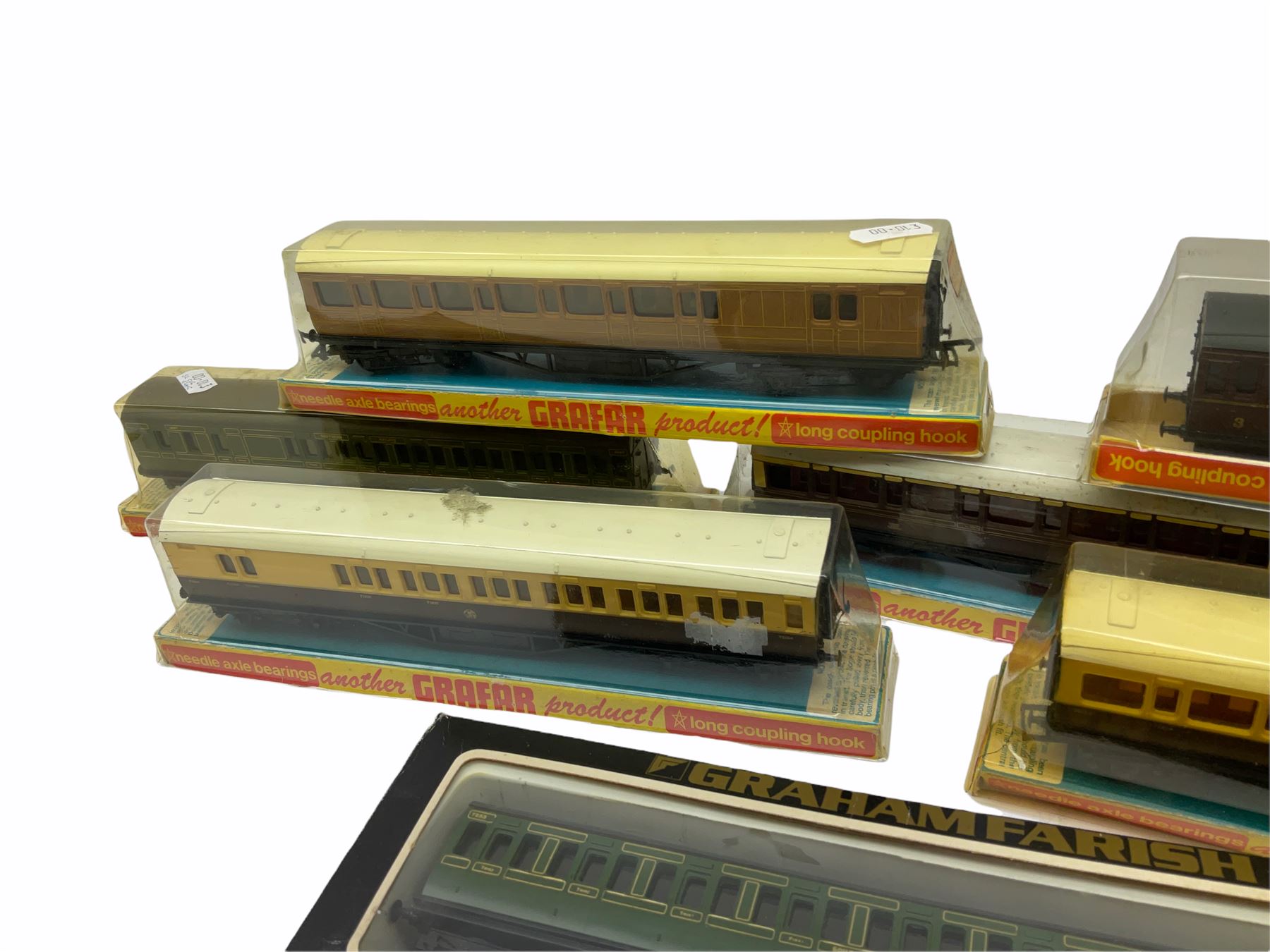 Graham Farish '00' gauge - thirteen coaches in various design boxes - Image 4 of 6