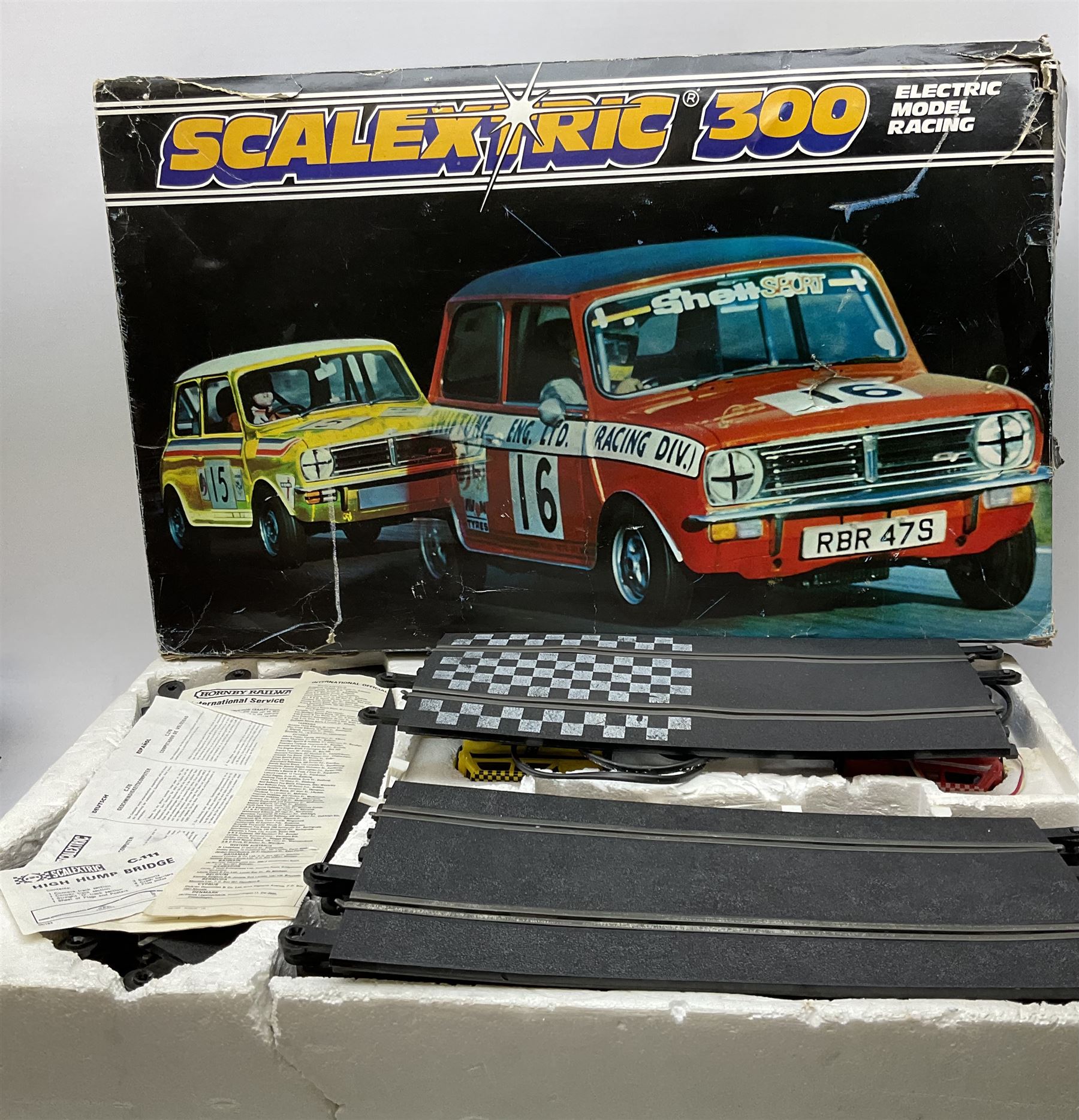 Scalextric - set 60 with Aston Martin and Ferrari cars - Image 6 of 7