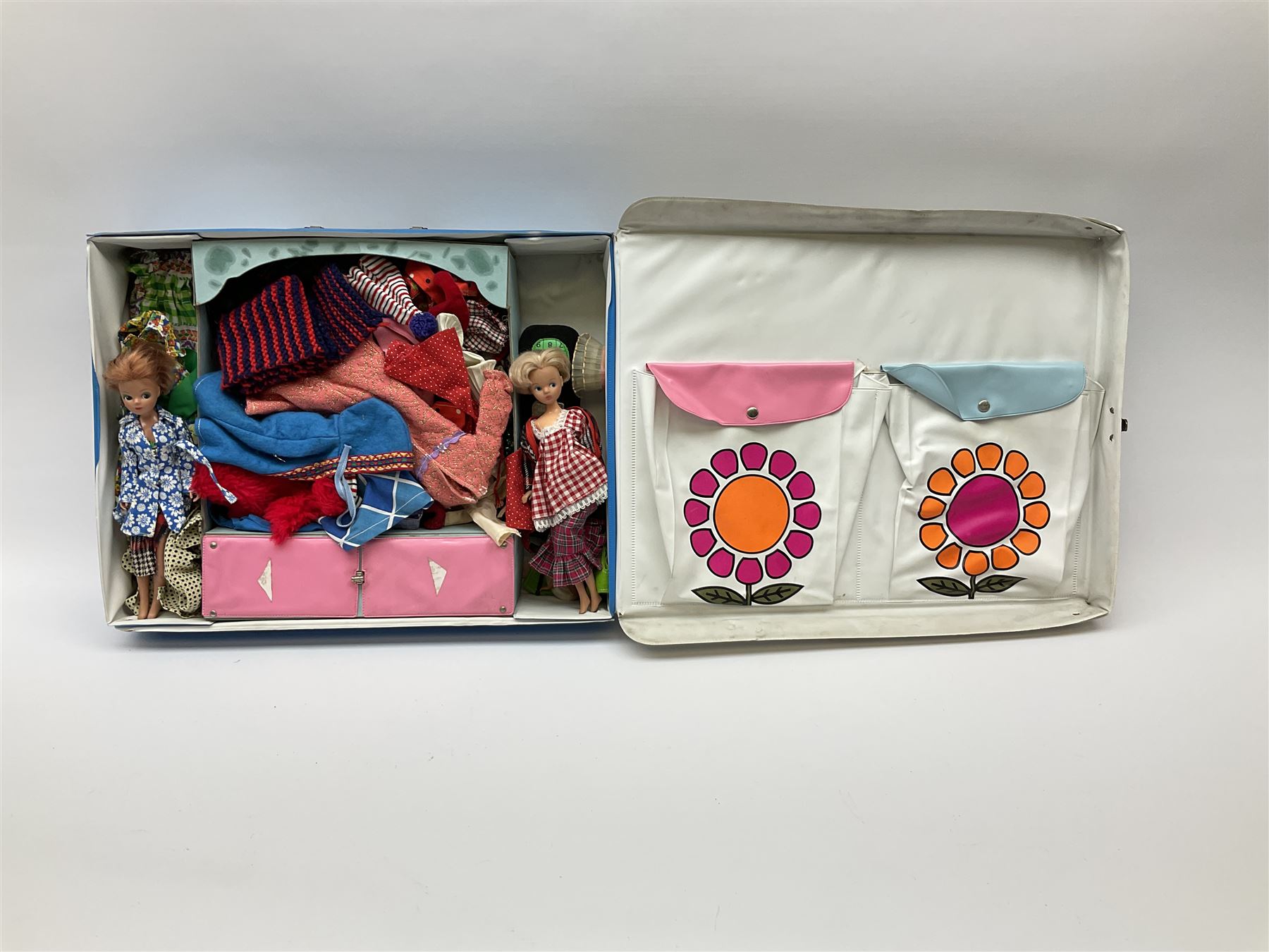 The World of Barbie Double Doll Case containing a quantity of assorted doll's clothing; together wit - Image 5 of 9