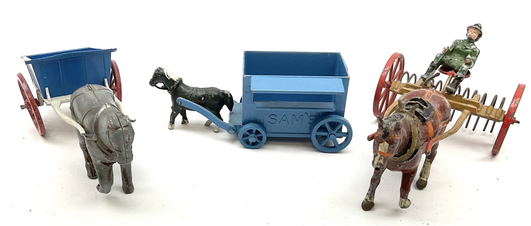 Lead figures and die-cast farm accessories including F.G. Taylor thatched cottage and rabbit hutch w - Image 4 of 5