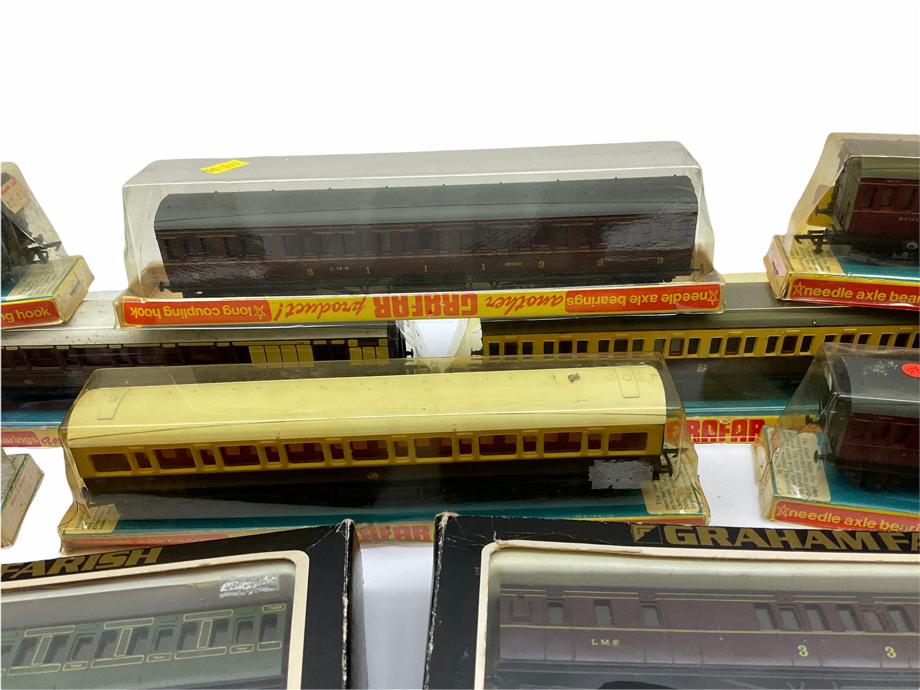 Graham Farish '00' gauge - thirteen coaches in various design boxes - Image 3 of 6