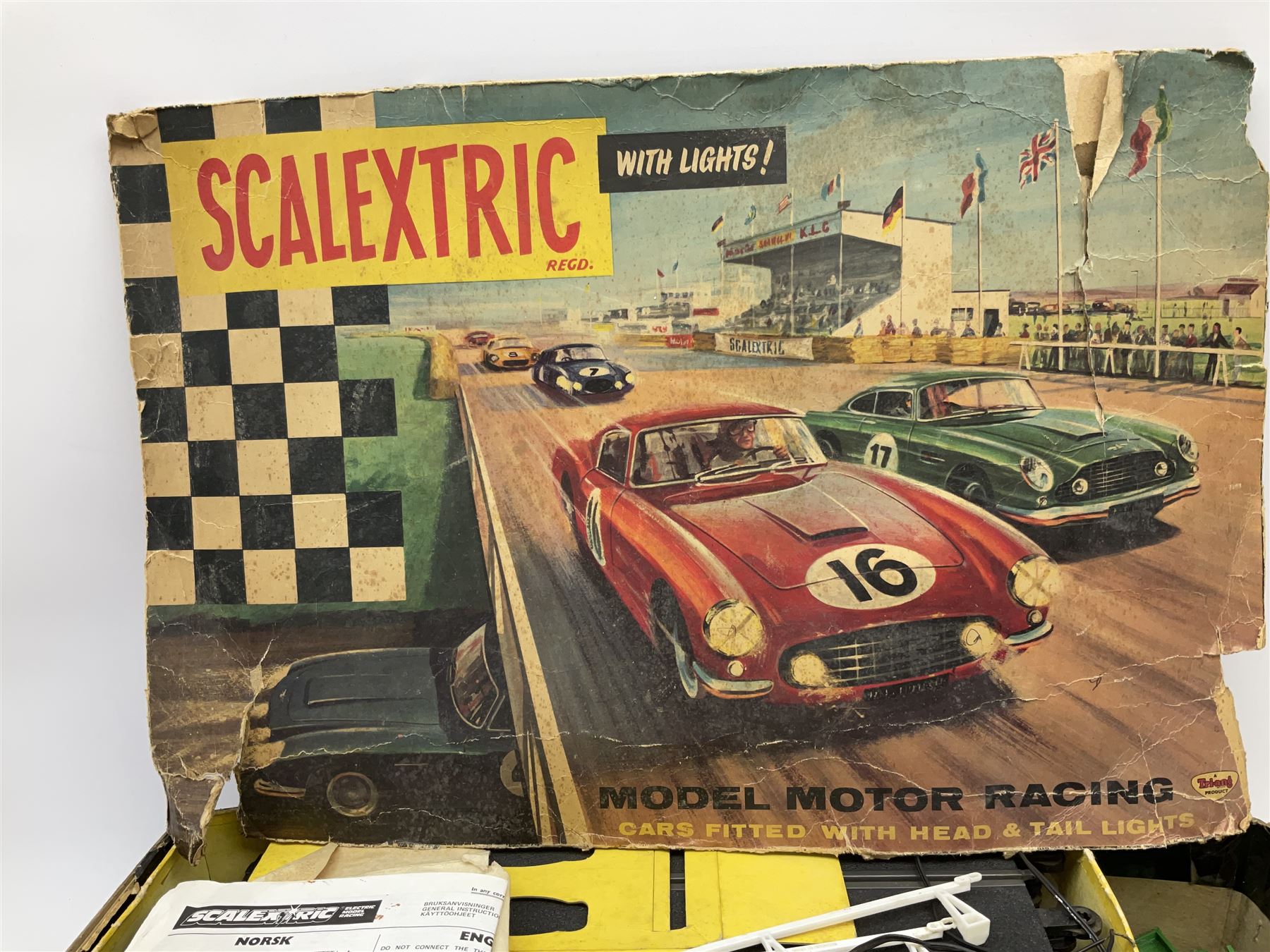 Scalextric - set 60 with Aston Martin and Ferrari cars - Image 4 of 7