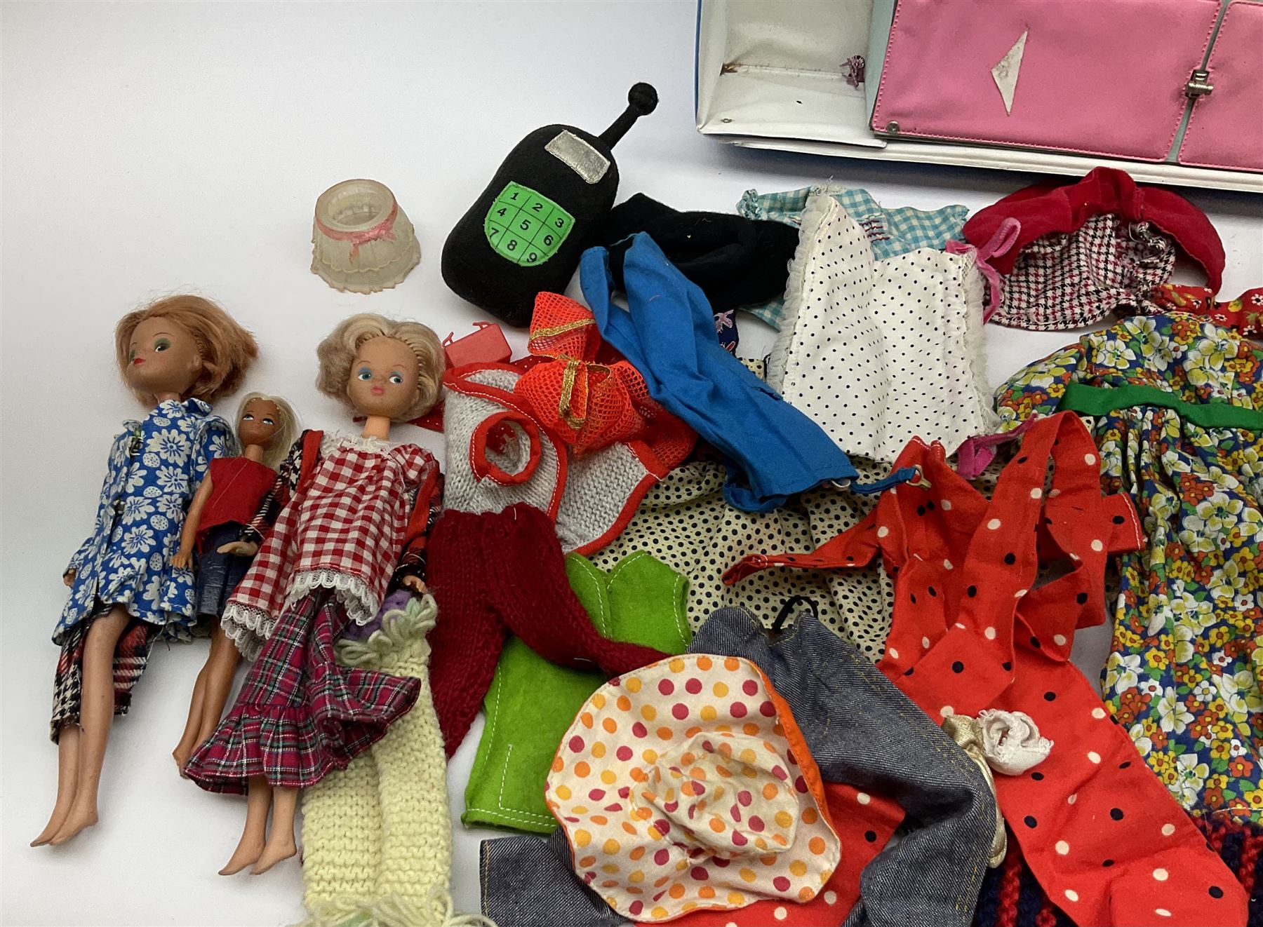 The World of Barbie Double Doll Case containing a quantity of assorted doll's clothing; together wit - Image 9 of 9