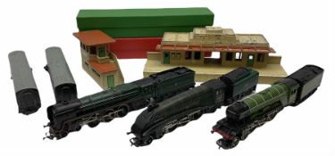 Hornby '00' gauge - Class A4 4-6-2 locomotive 'Mallard' No.60022; Class A1/A3 4-6-2 locomotive 'Flyi