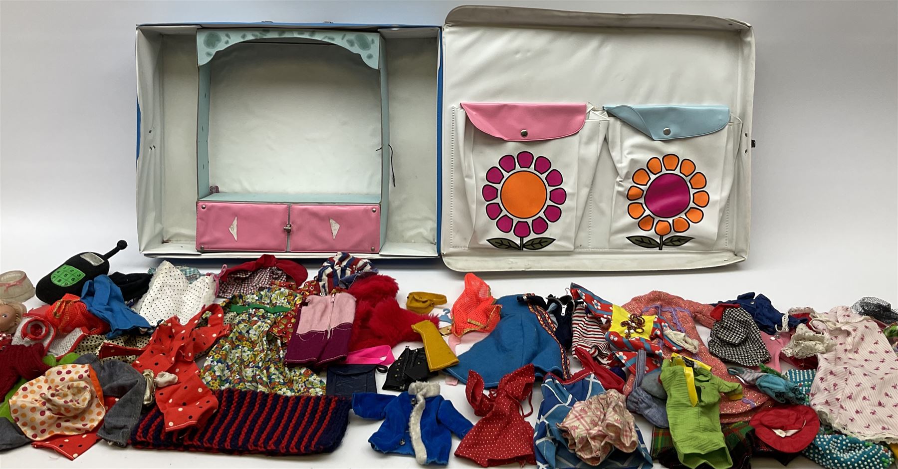 The World of Barbie Double Doll Case containing a quantity of assorted doll's clothing; together wit - Image 2 of 9