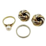 Gold single stone pearl ring