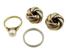 Gold single stone pearl ring