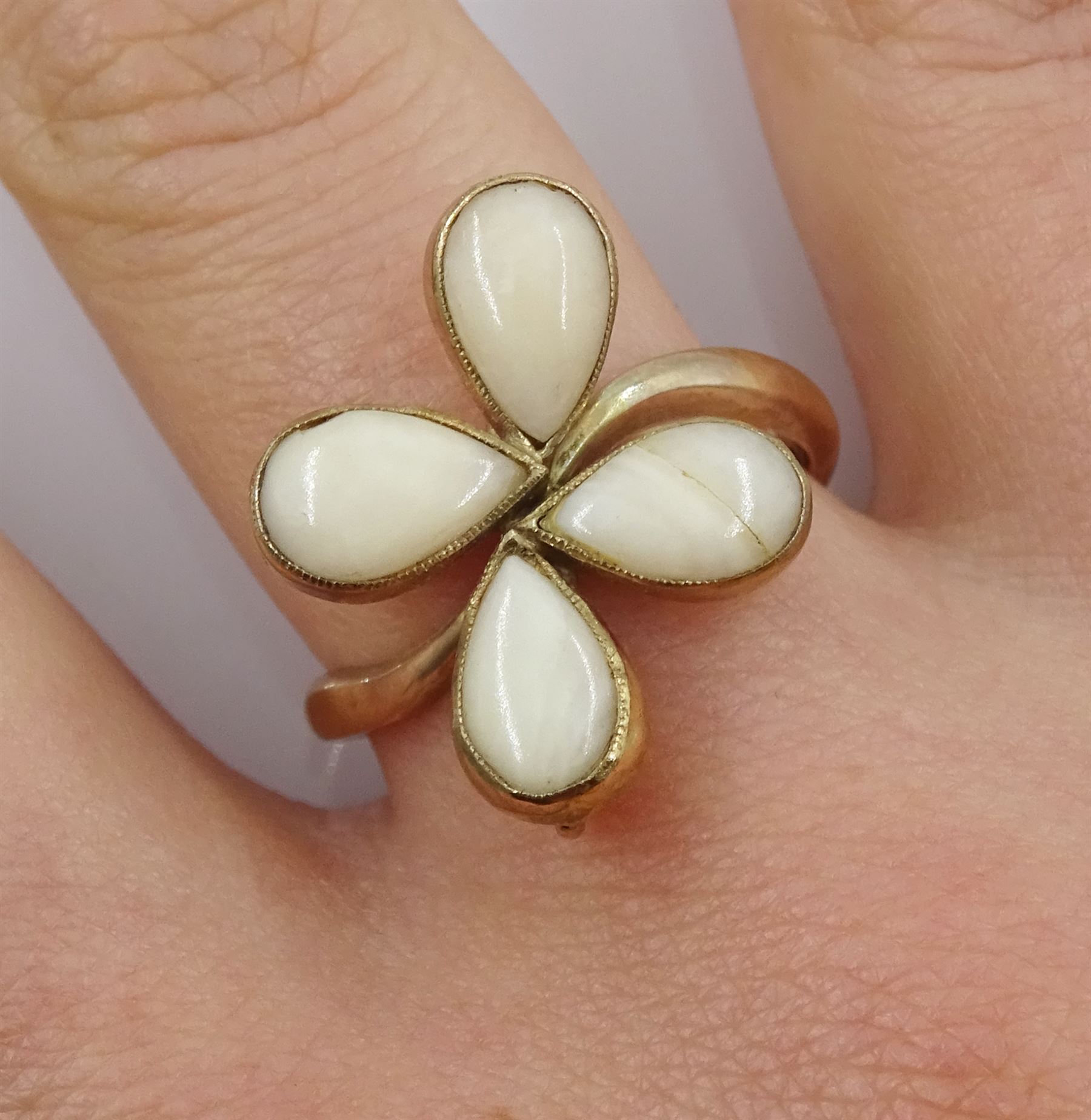 9ct gold stone set flower design ring - Image 2 of 5