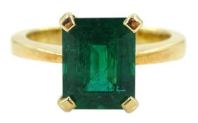 18ct gold single stone emerald ring