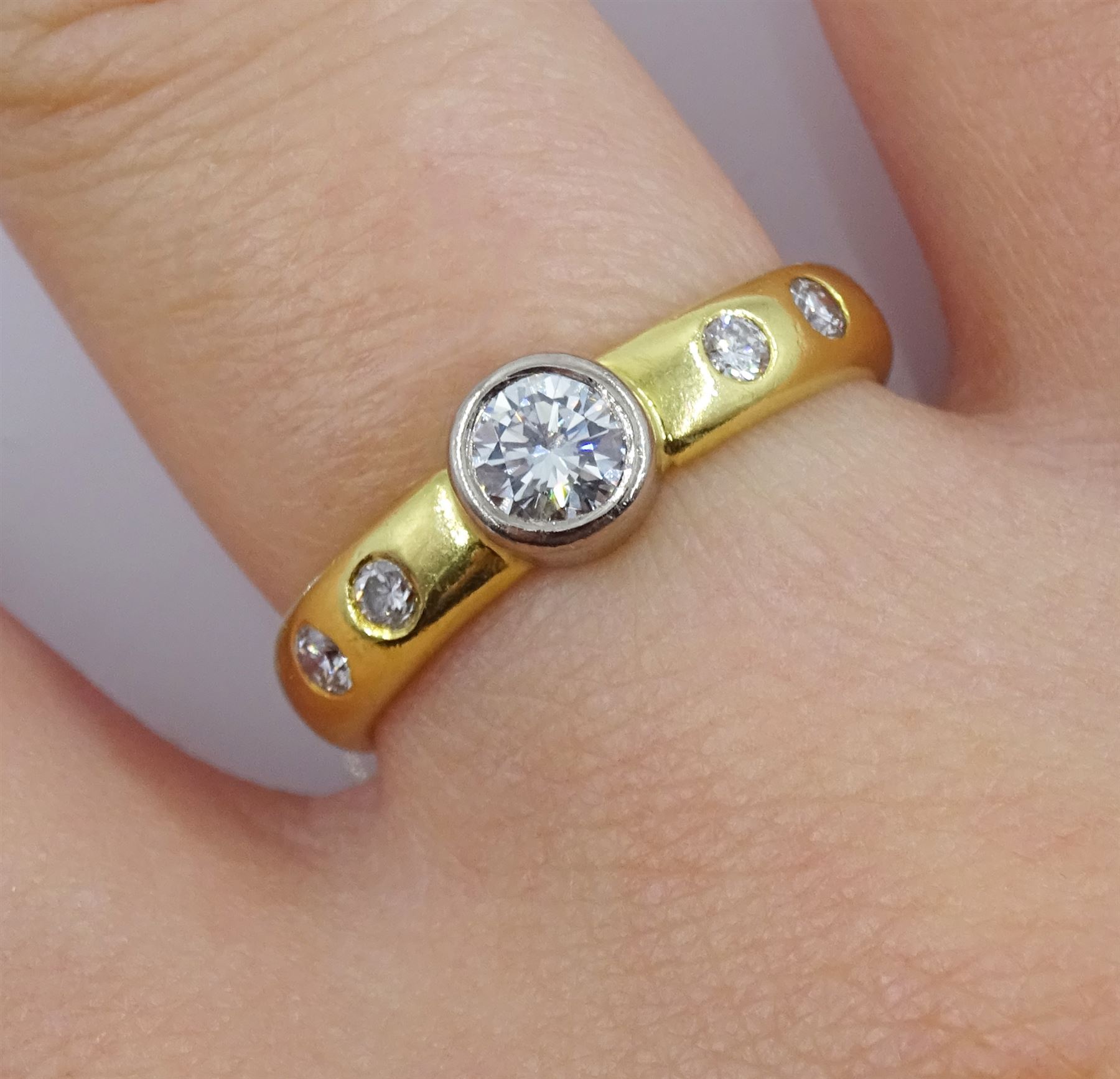 18ct gold diamond ring - Image 2 of 4