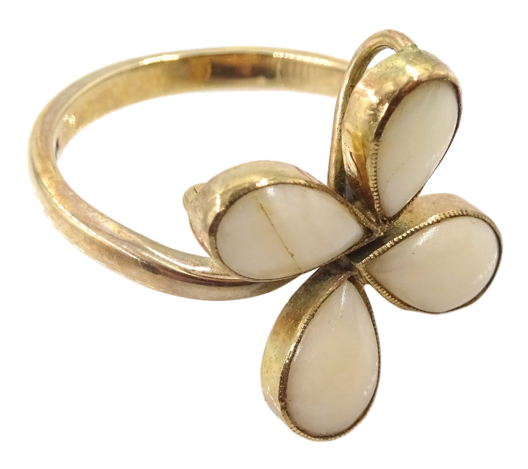 9ct gold stone set flower design ring - Image 4 of 5