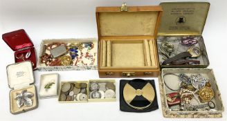 Costume jewellery including brooches