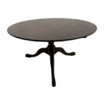 Traditional medium oak circular dining table