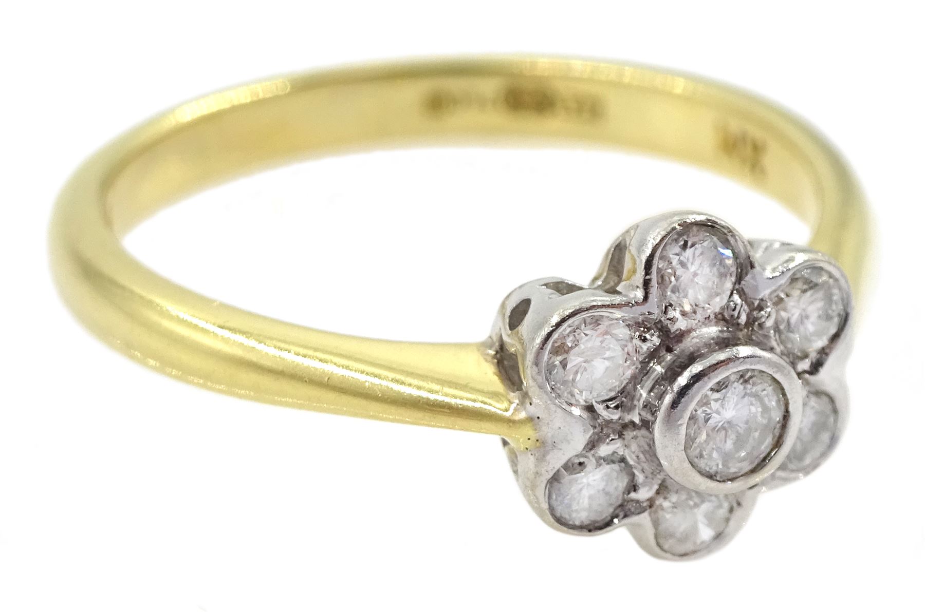 18ct gold round brilliant cut diamond flower cluster ring - Image 3 of 4