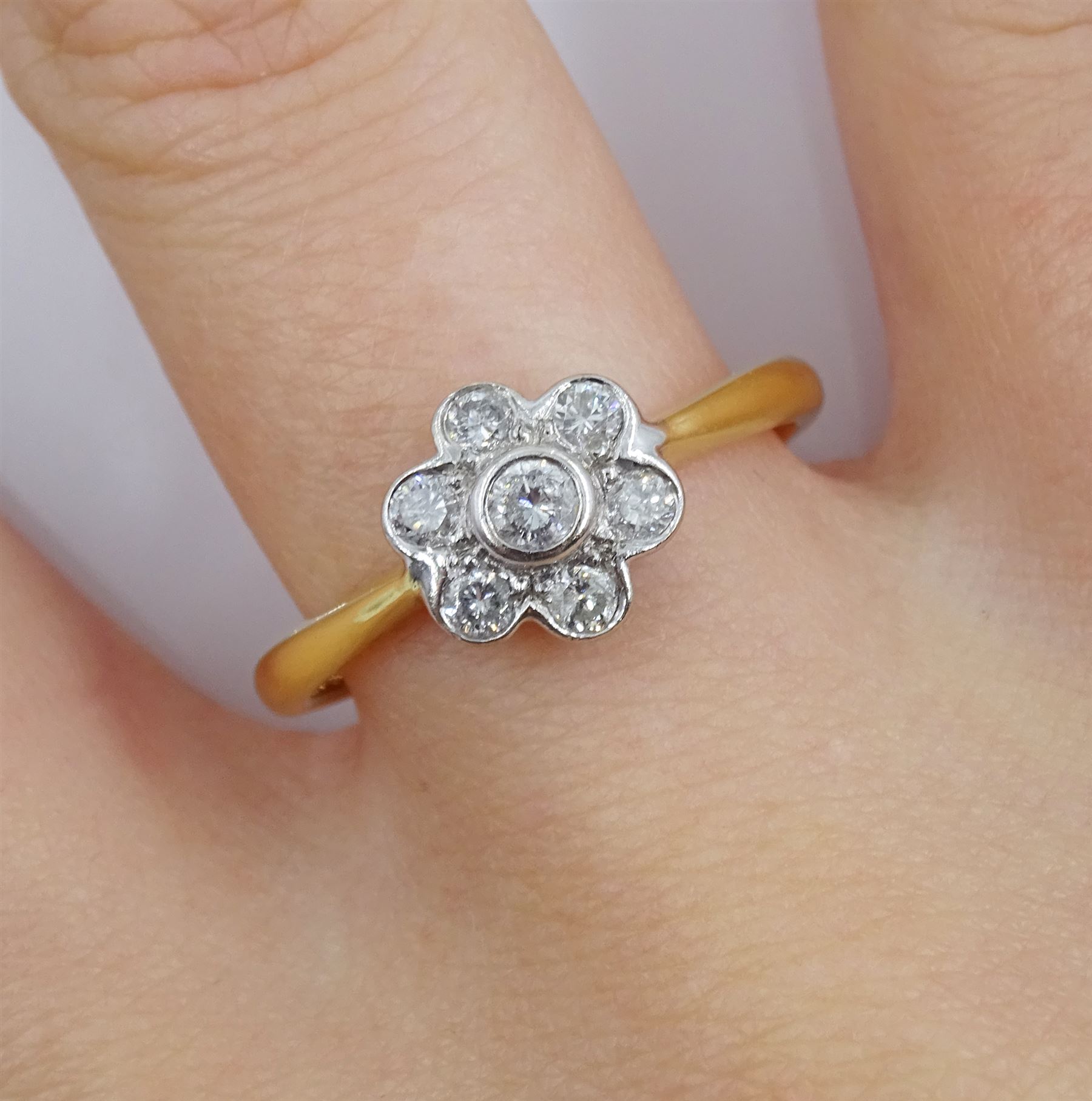 18ct gold round brilliant cut diamond flower cluster ring - Image 2 of 4