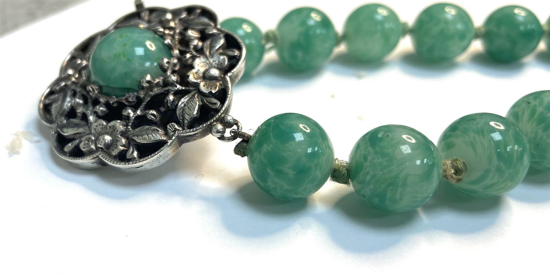 Chinese jade bead necklace with silver open work clasp with a cabochon greenstone/possibly jade bead - Image 2 of 7