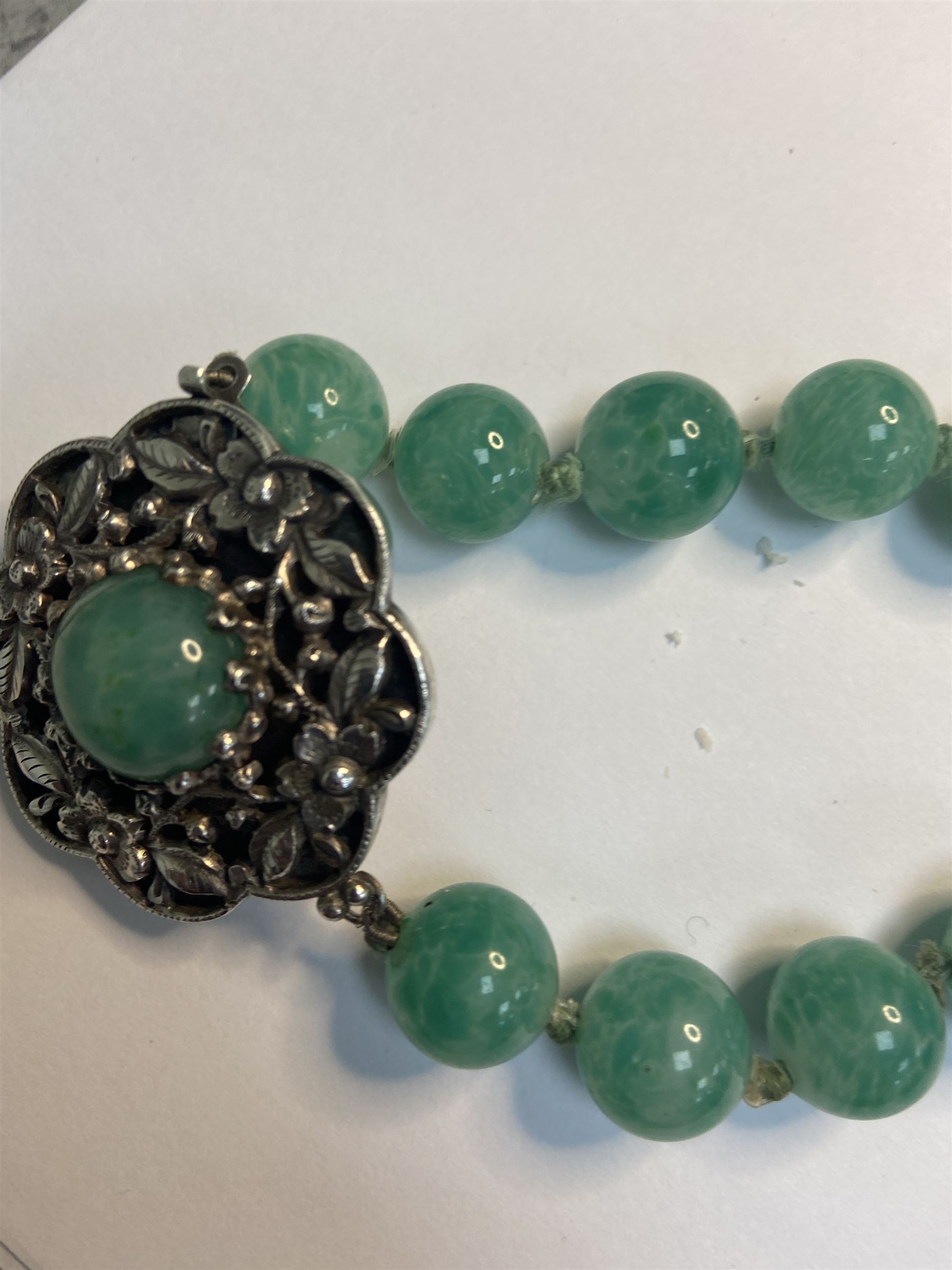 Chinese jade bead necklace with silver open work clasp with a cabochon greenstone/possibly jade bead - Image 3 of 7