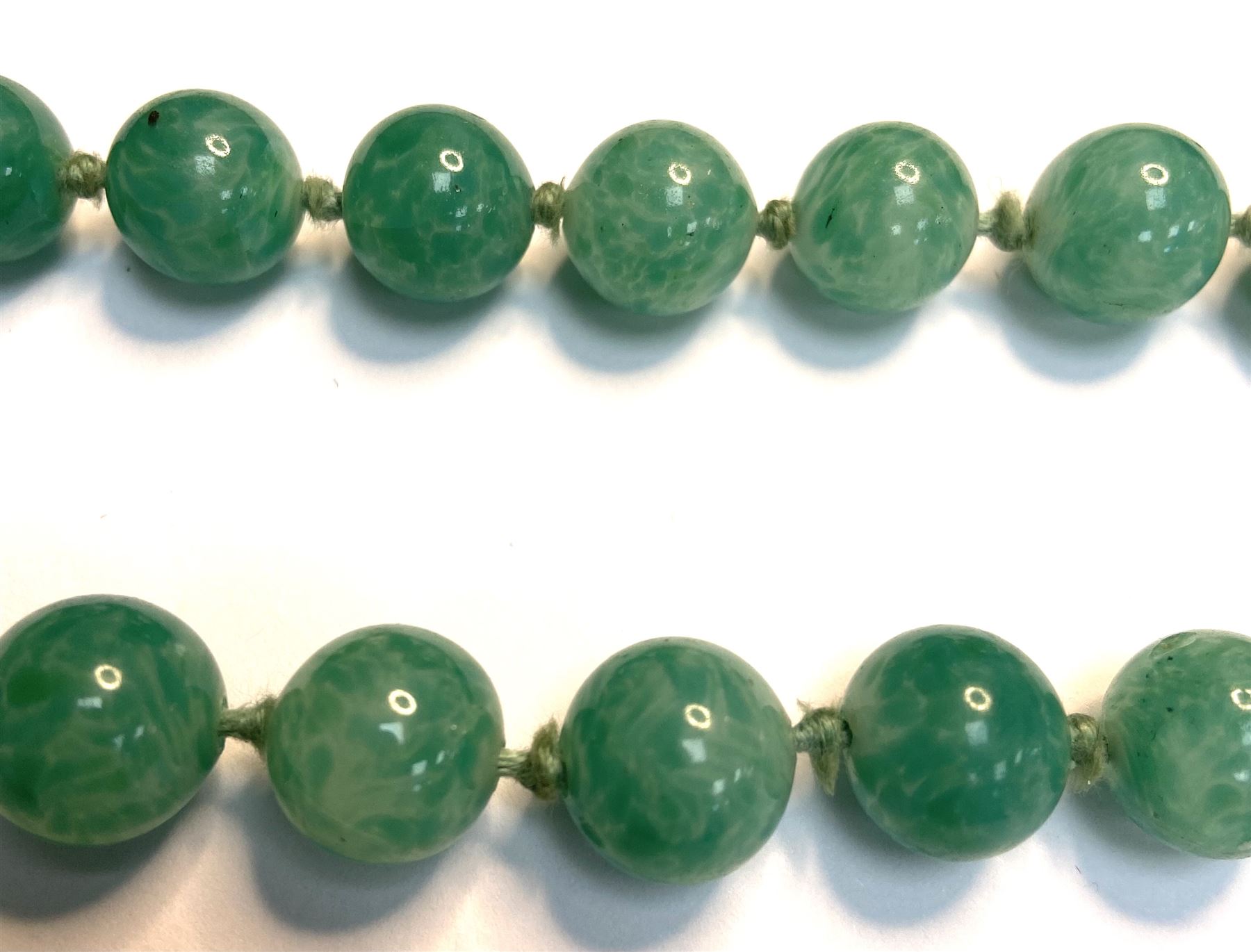 Chinese jade bead necklace with silver open work clasp with a cabochon greenstone/possibly jade bead - Image 7 of 7