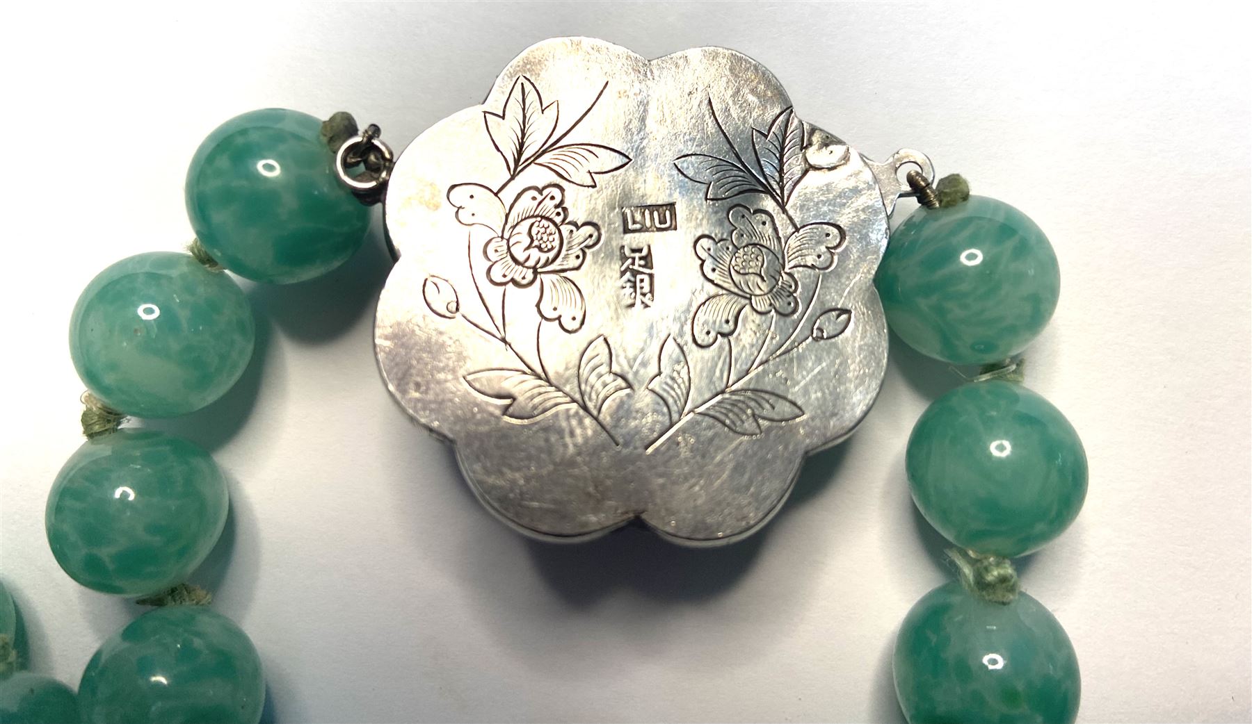 Chinese jade bead necklace with silver open work clasp with a cabochon greenstone/possibly jade bead - Image 5 of 7