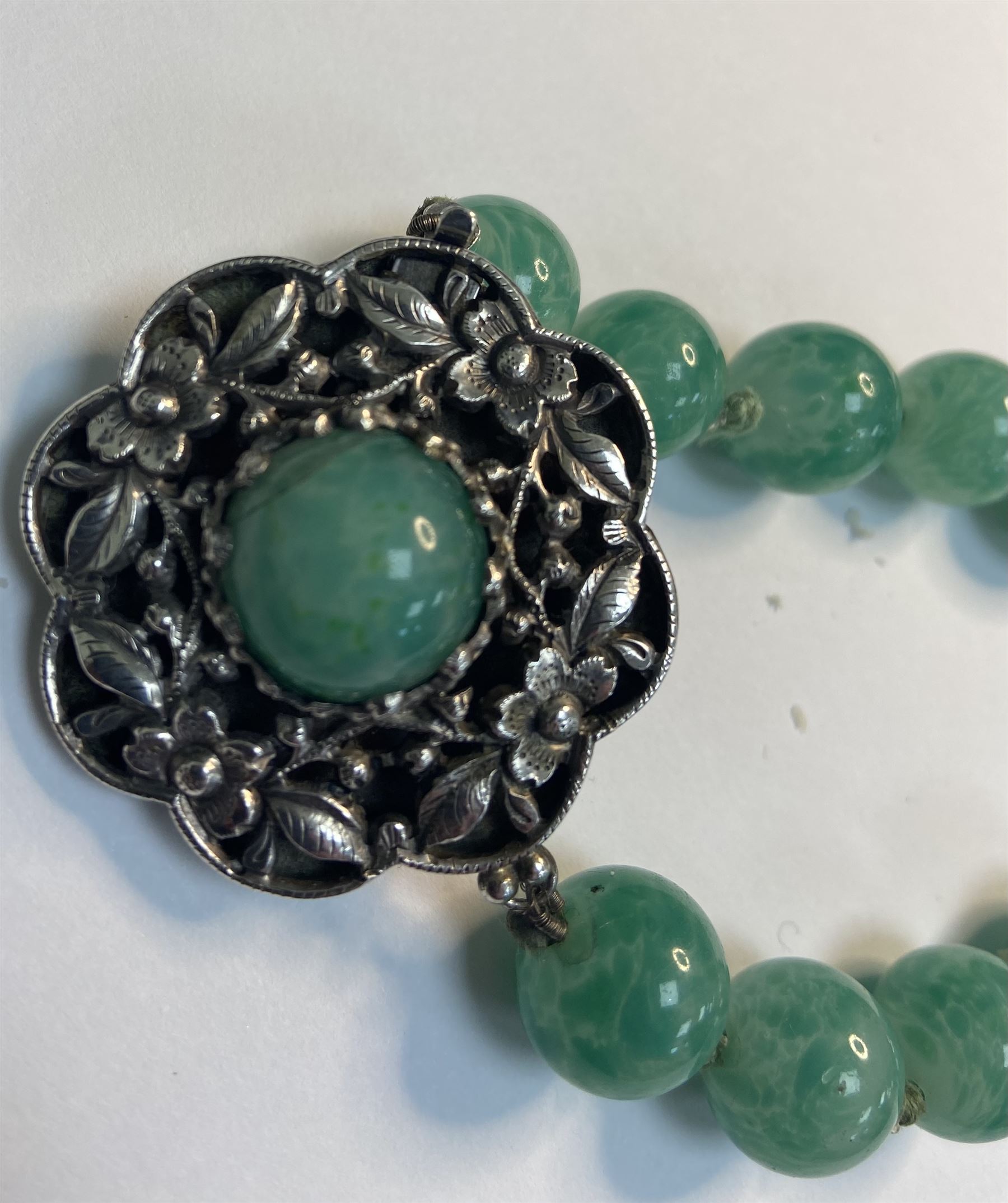 Chinese jade bead necklace with silver open work clasp with a cabochon greenstone/possibly jade bead - Image 4 of 7