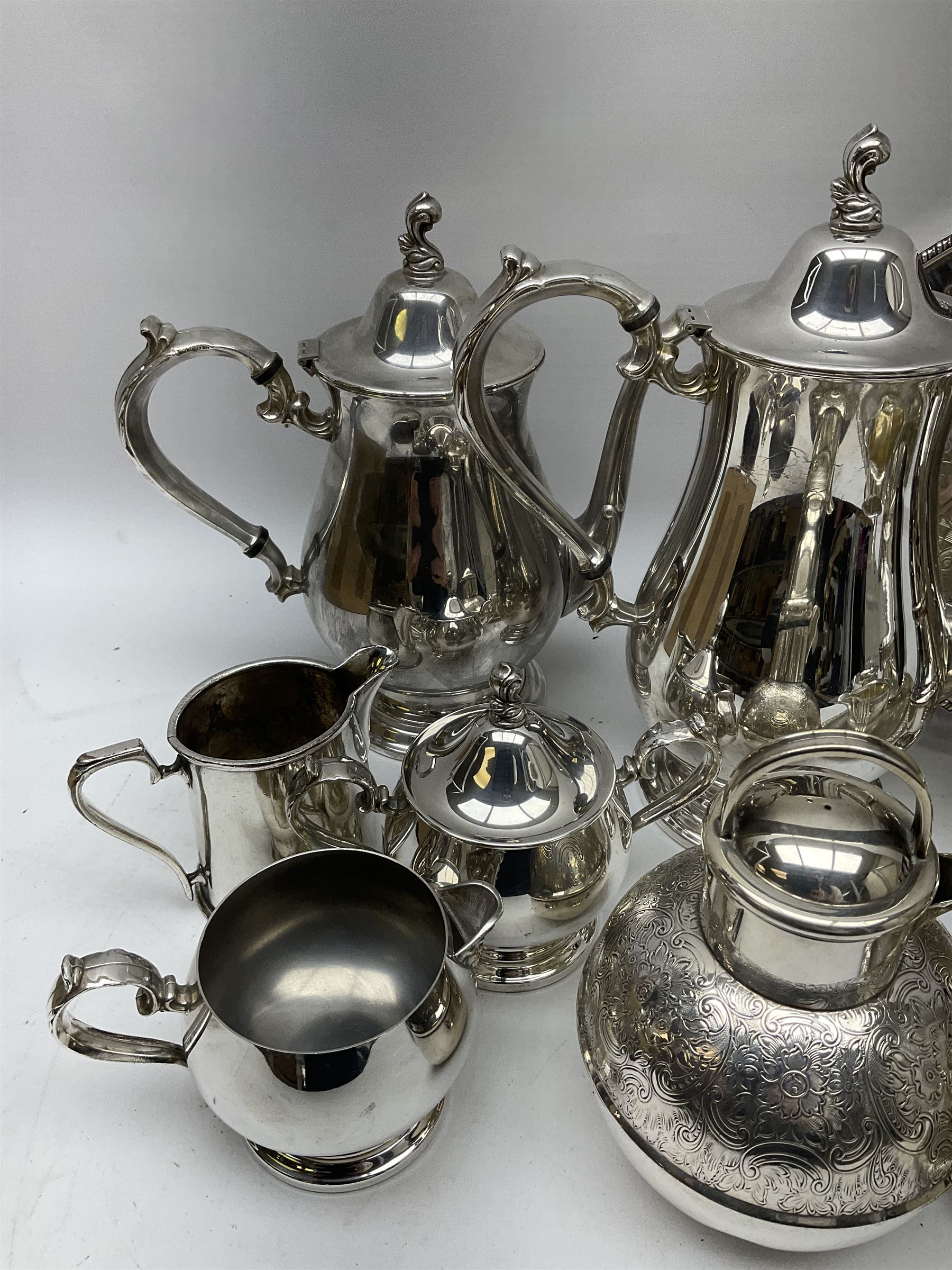 Silver plated tea set by H Fisher & Co of Sheffield comprising tea pot - Bild 2 aus 4