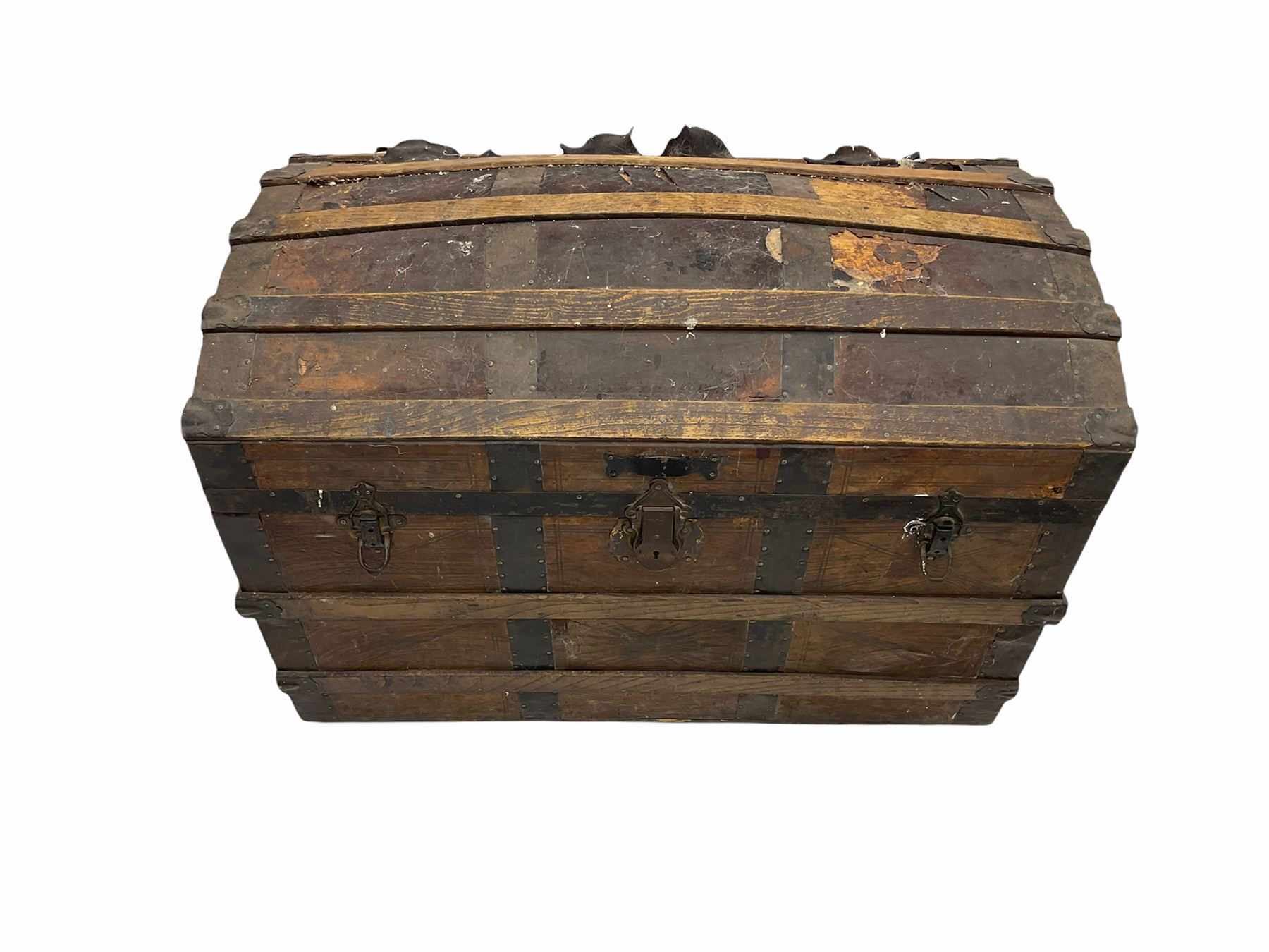 Early 20th century wood and metal bound dome top travelling trunk - Image 3 of 3