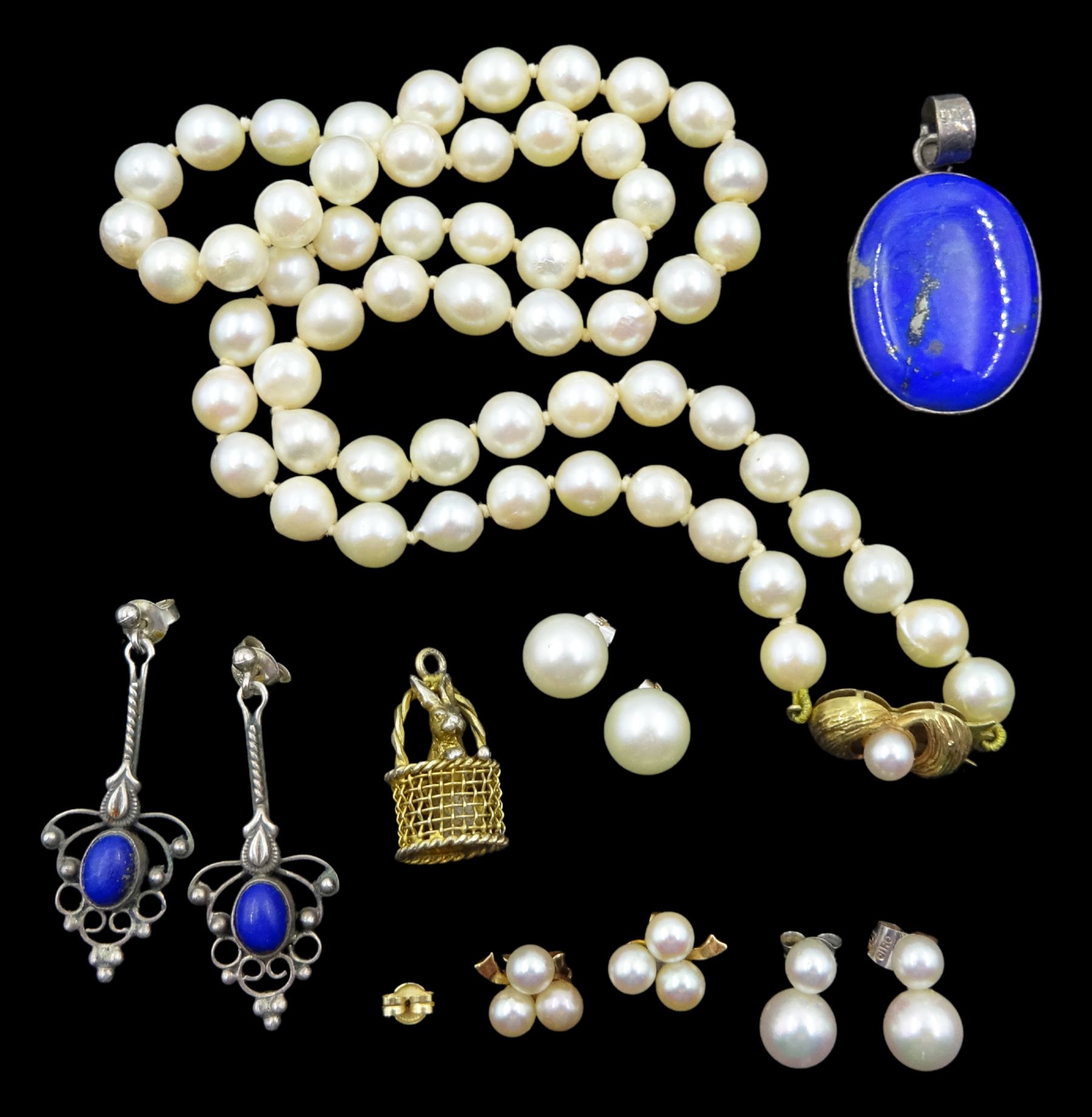 Single strand pearl necklace with 9ct gold clasp