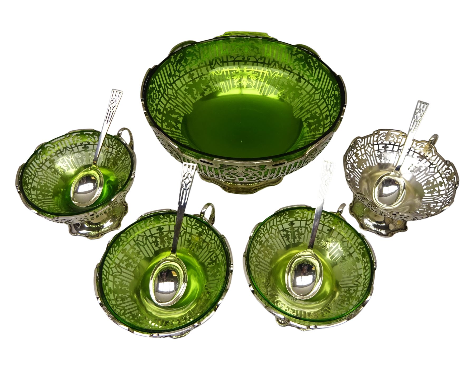 Silver open fretwork dessert service comprising of a pedestal with green glass liner and four matchi - Image 2 of 5