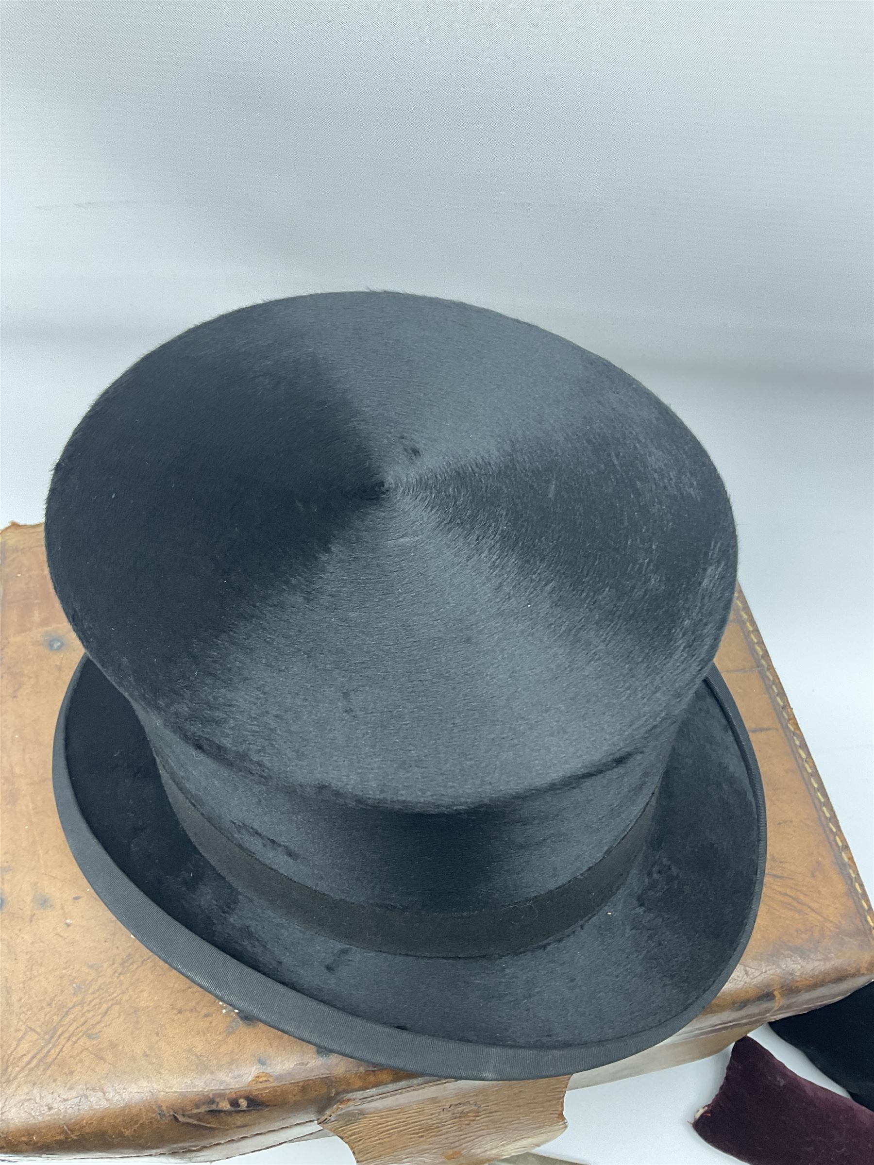 Gentlemen's black brushed silk top hat by Henry Heath of London housed in a leather case with dark r - Image 7 of 9