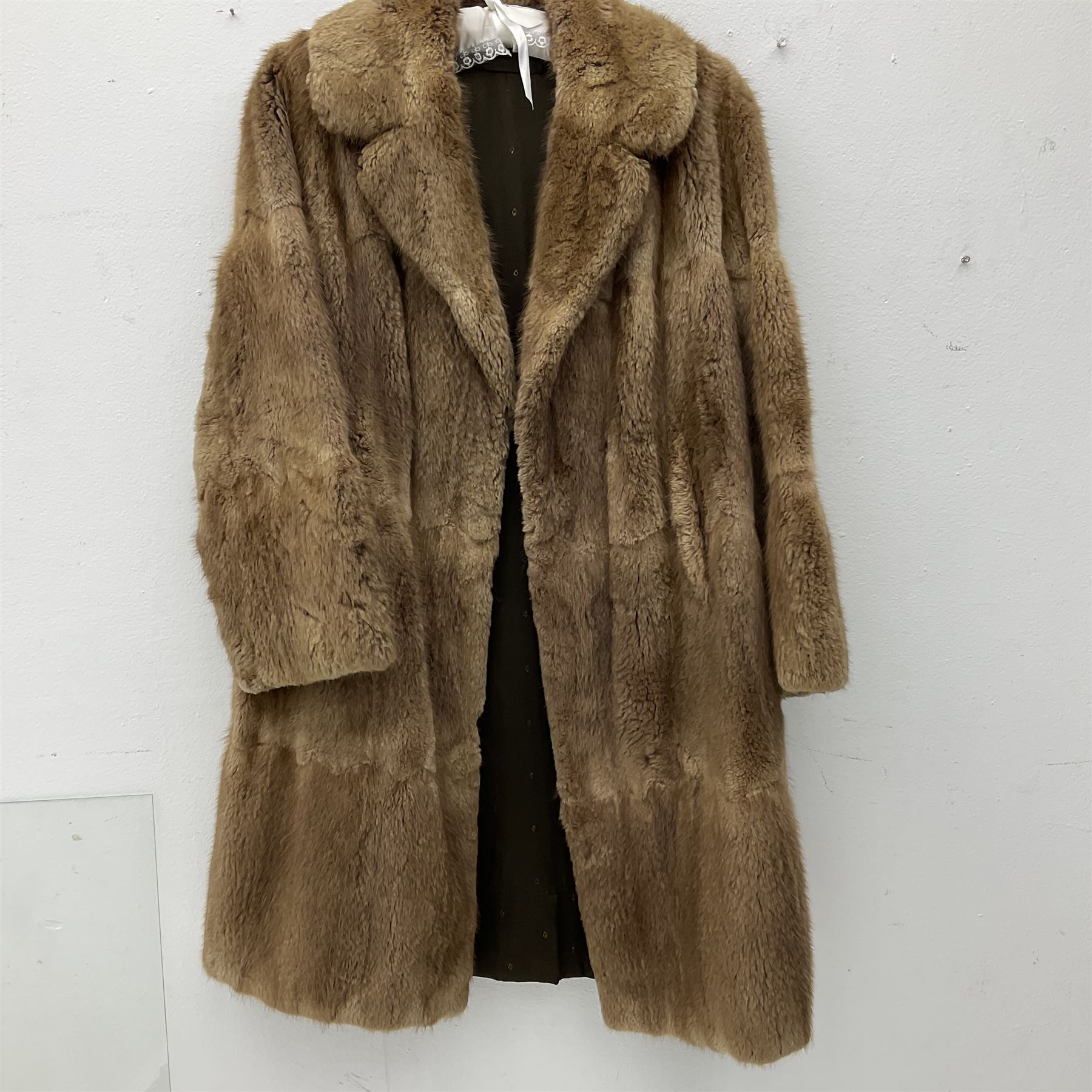 Ladies light brown three quarter length musquash fur coat - Image 3 of 3