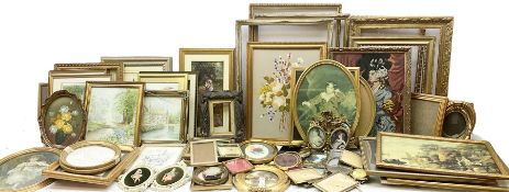 Large quantity of photo frames comprising mostly gilt examples of various aperture sizes and shapes