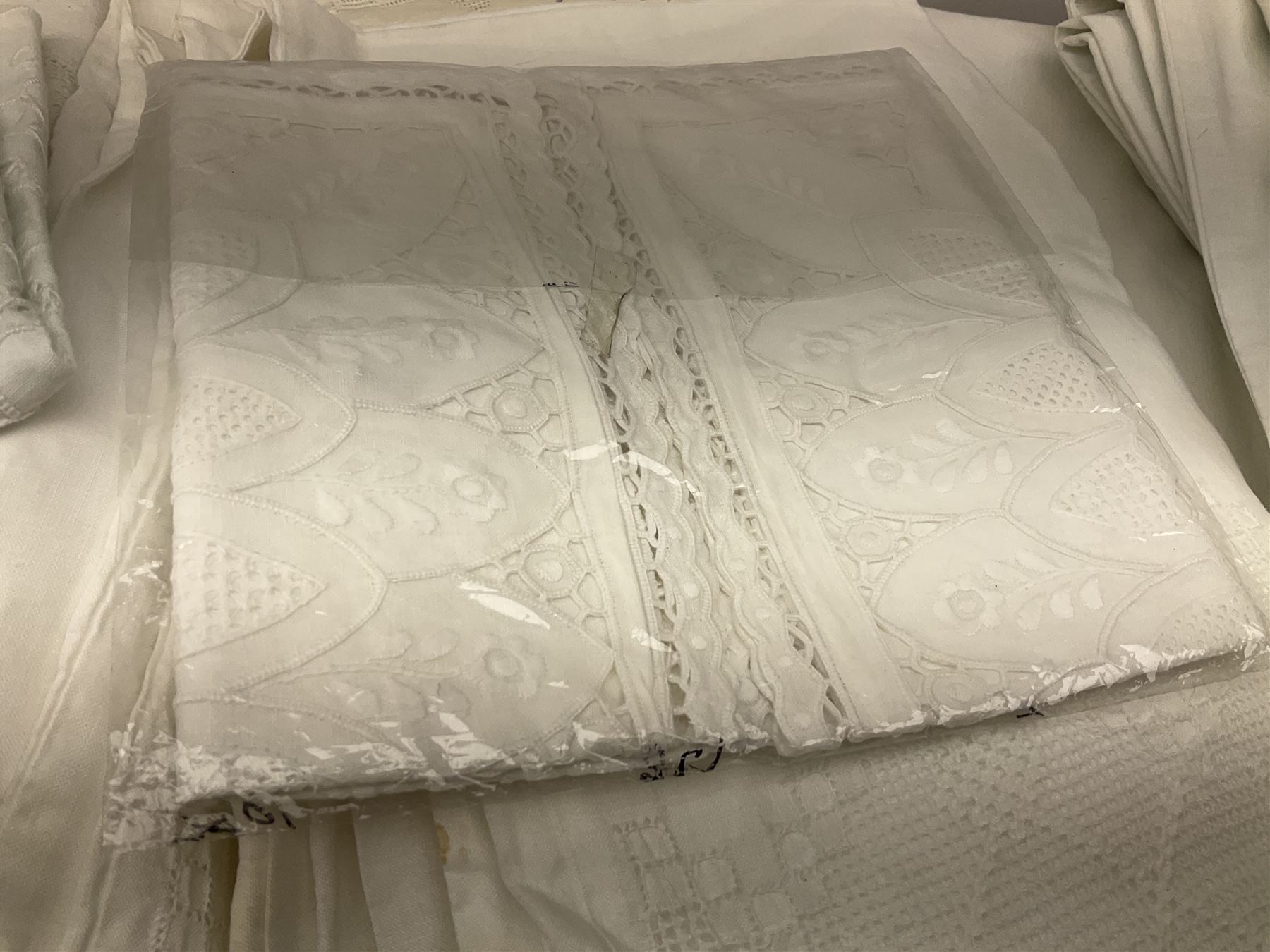 Large quantity of Victorian and later white linen items - Image 5 of 6