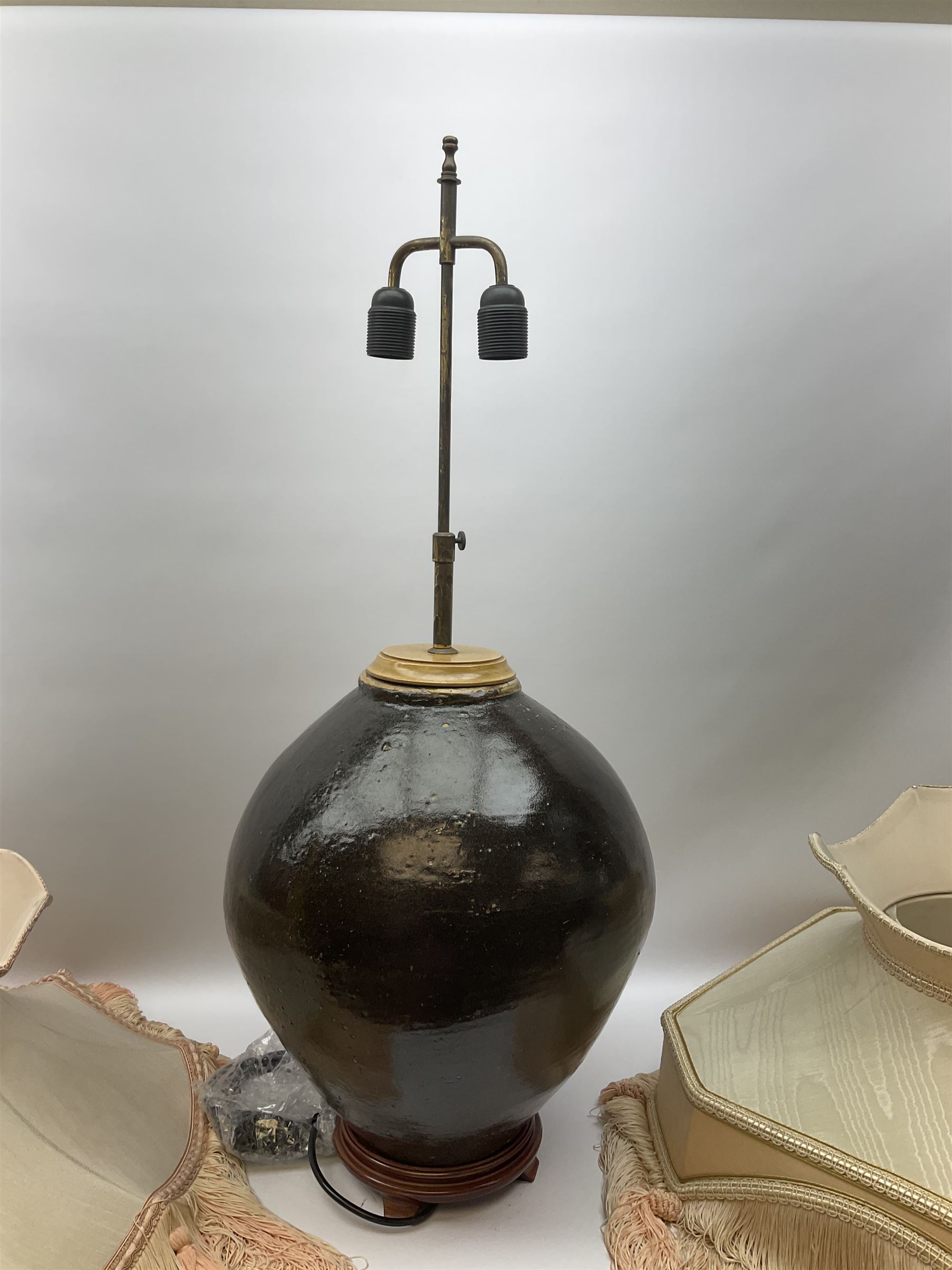 Large Oriental lamp of bulbous form upon a circular stepped base - Image 9 of 9