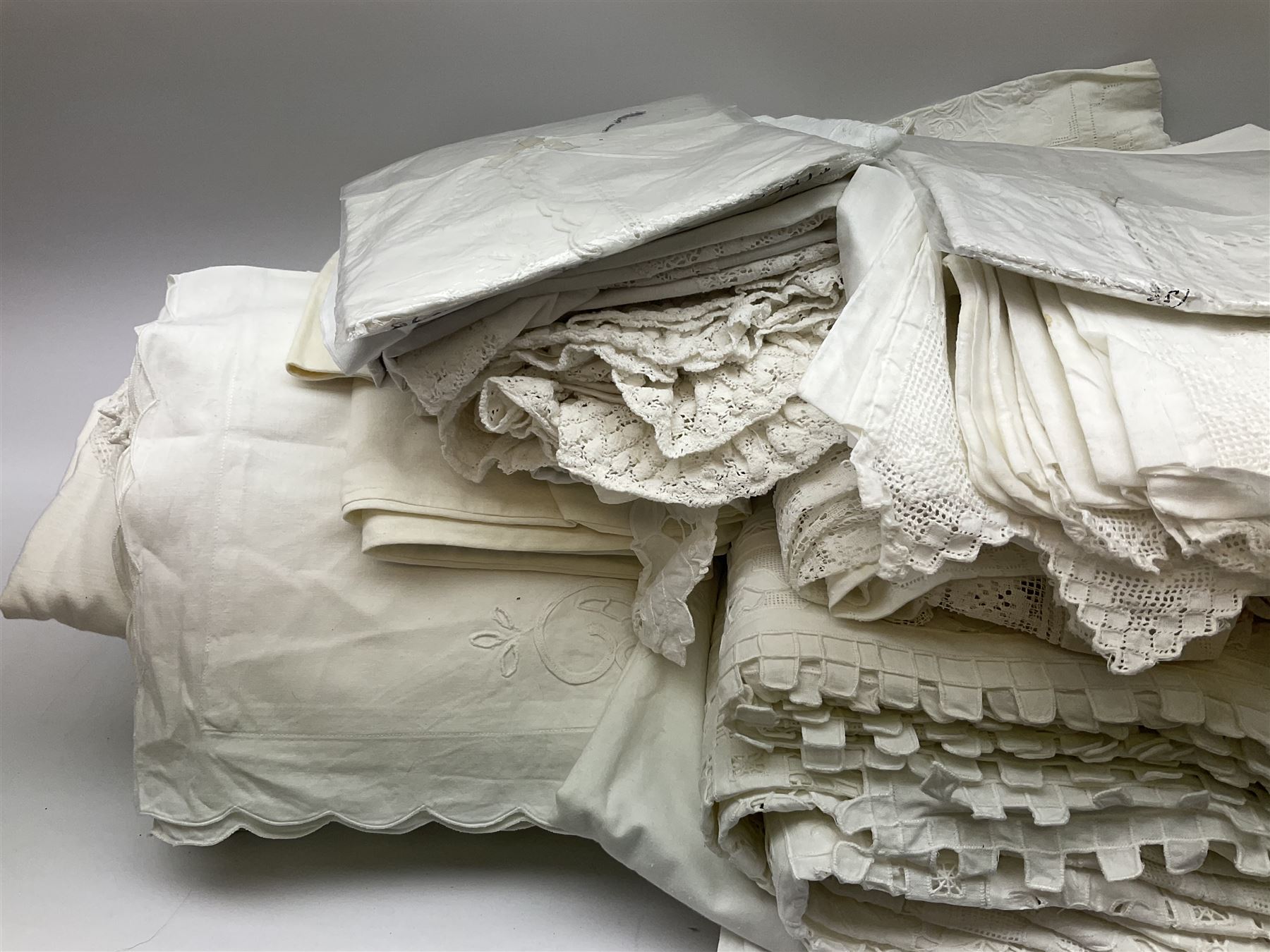 Large quantity of Victorian and later white linen items - Image 3 of 6