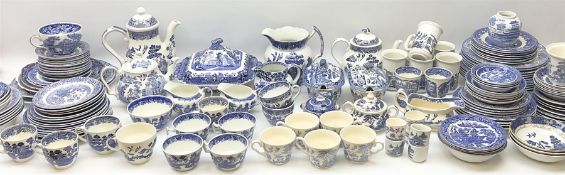 Blue and white Willow pattern ceramics to include dinner wares and tea wares such as lidded tureens