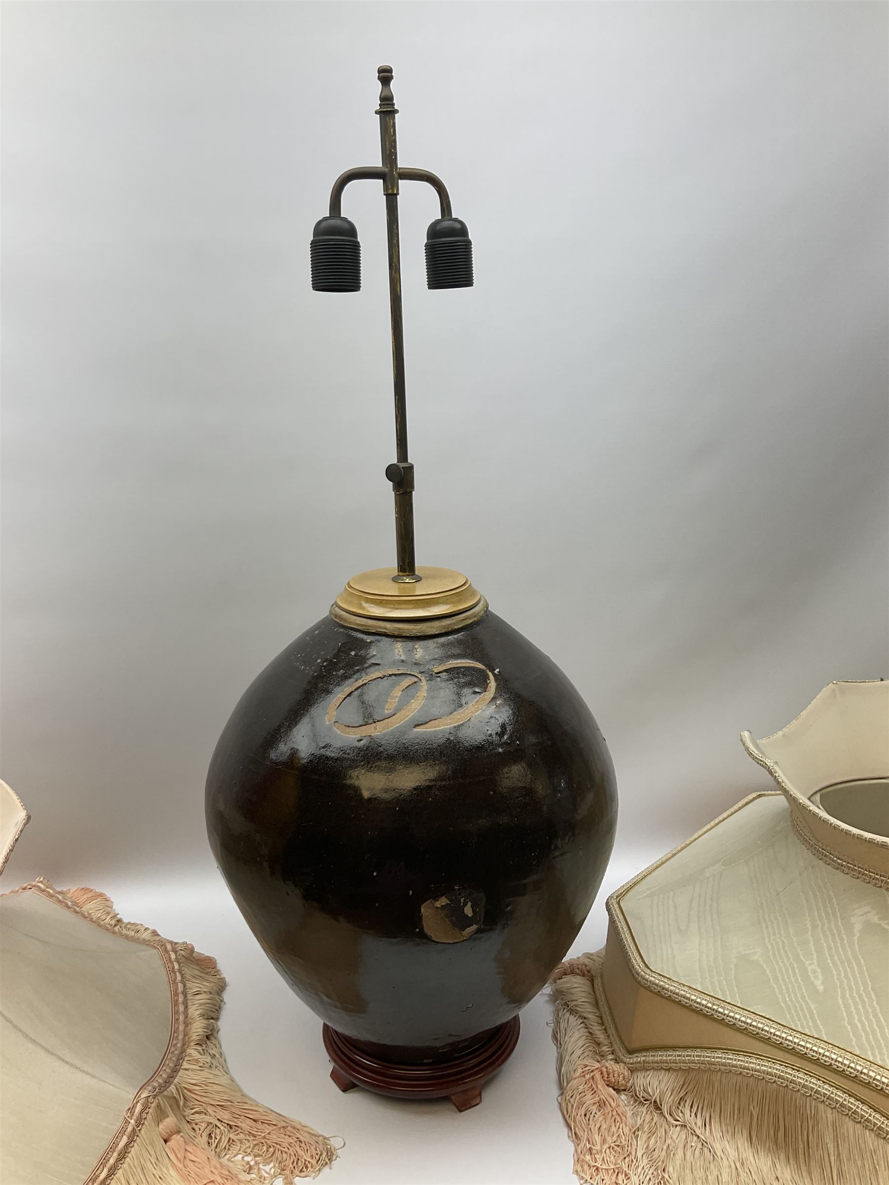 Large Oriental lamp of bulbous form upon a circular stepped base - Image 8 of 9